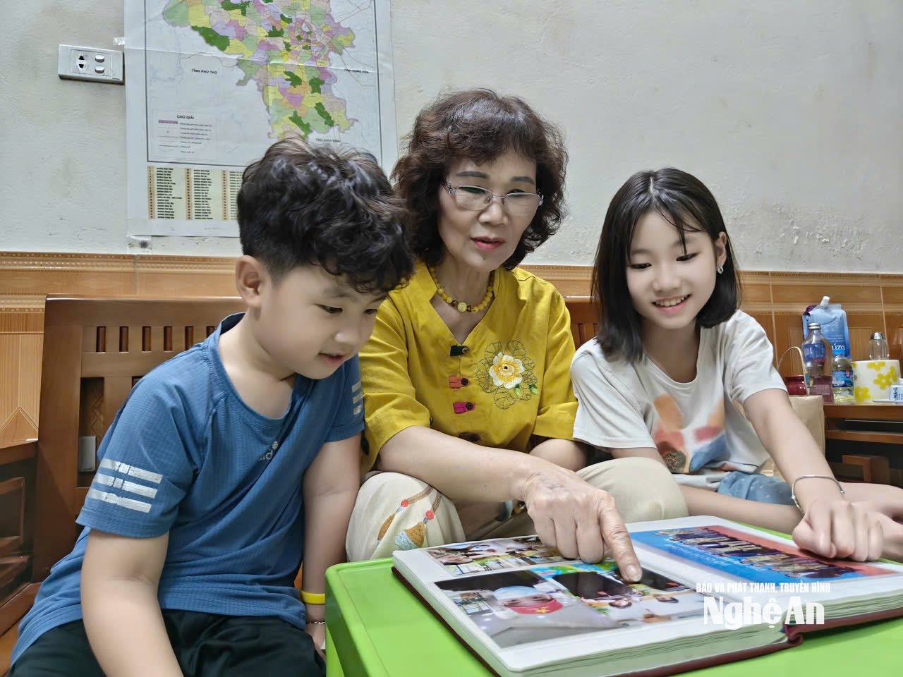 Mẹ Hảo bên 2 người cháu nội. Ảnh GĐCC
