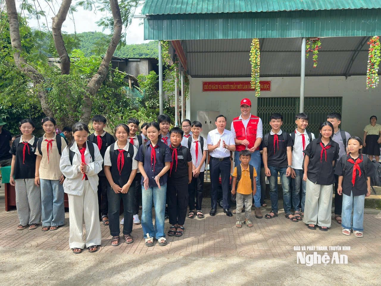 Ông Colin Shonk, Bí thư thứ nhất Chính trị, Đại sứ quán Canada tại Việt Nam và ông Nguyễn Trọng Việt – Giám đốc Quỹ Bảo trợ trẻ em tỉnh trao tặng quà cho trẻ em tại xã Hữu Kiệm