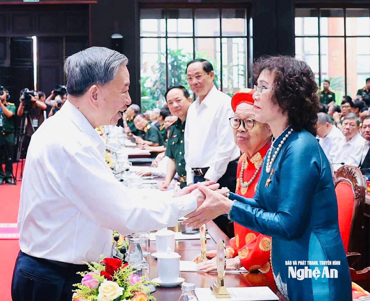 Tổng Bí thư Tô Lâm hỏi thăm Mẹ Việt Nam anh hùng Trần Thị Hảo. Ảnh GĐCC