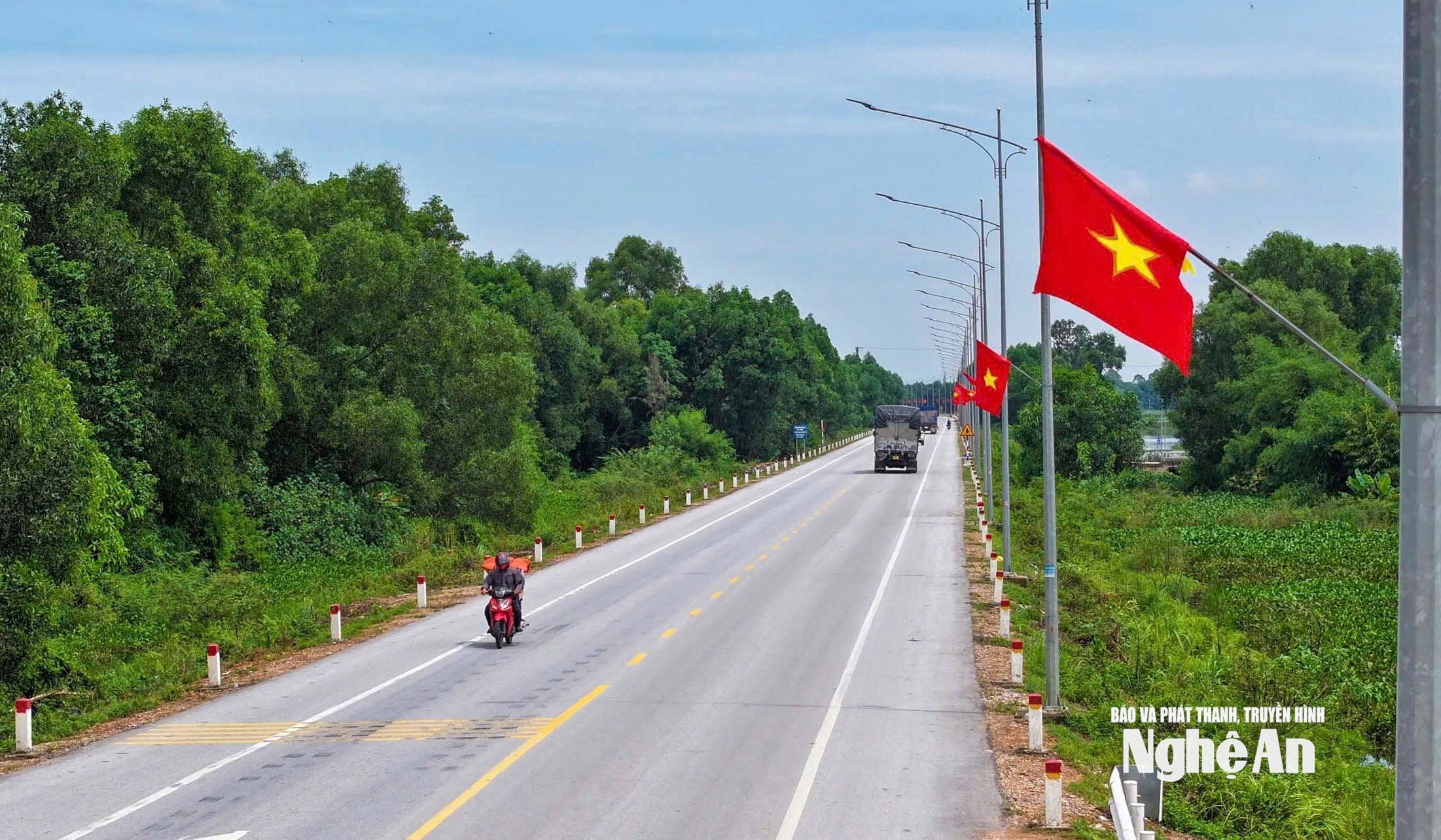Một đoạn đường ven biển qua địa bàn xã An Châu. Ảnh Đình Tuyên