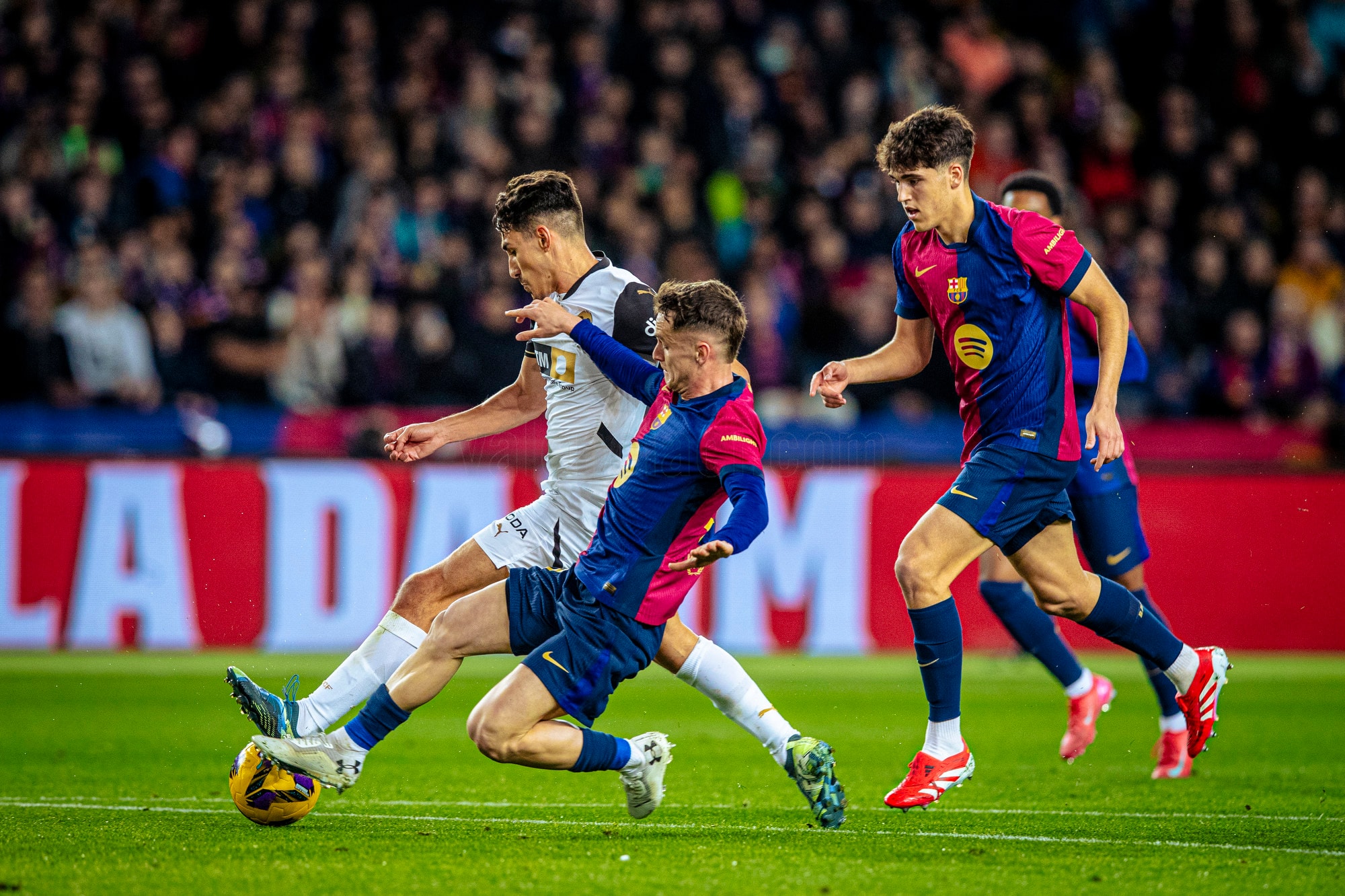 MATCH REPORT: HEAVY DEFEAT TO FC BARCELONA - Valencia CF