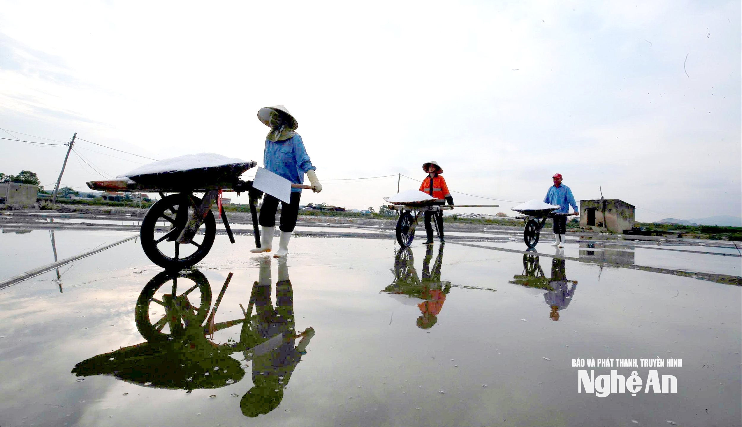 Nâng cao giá trị muối hạt là nâng thu nhập cho diêm dân, giữ nghề truyền thống