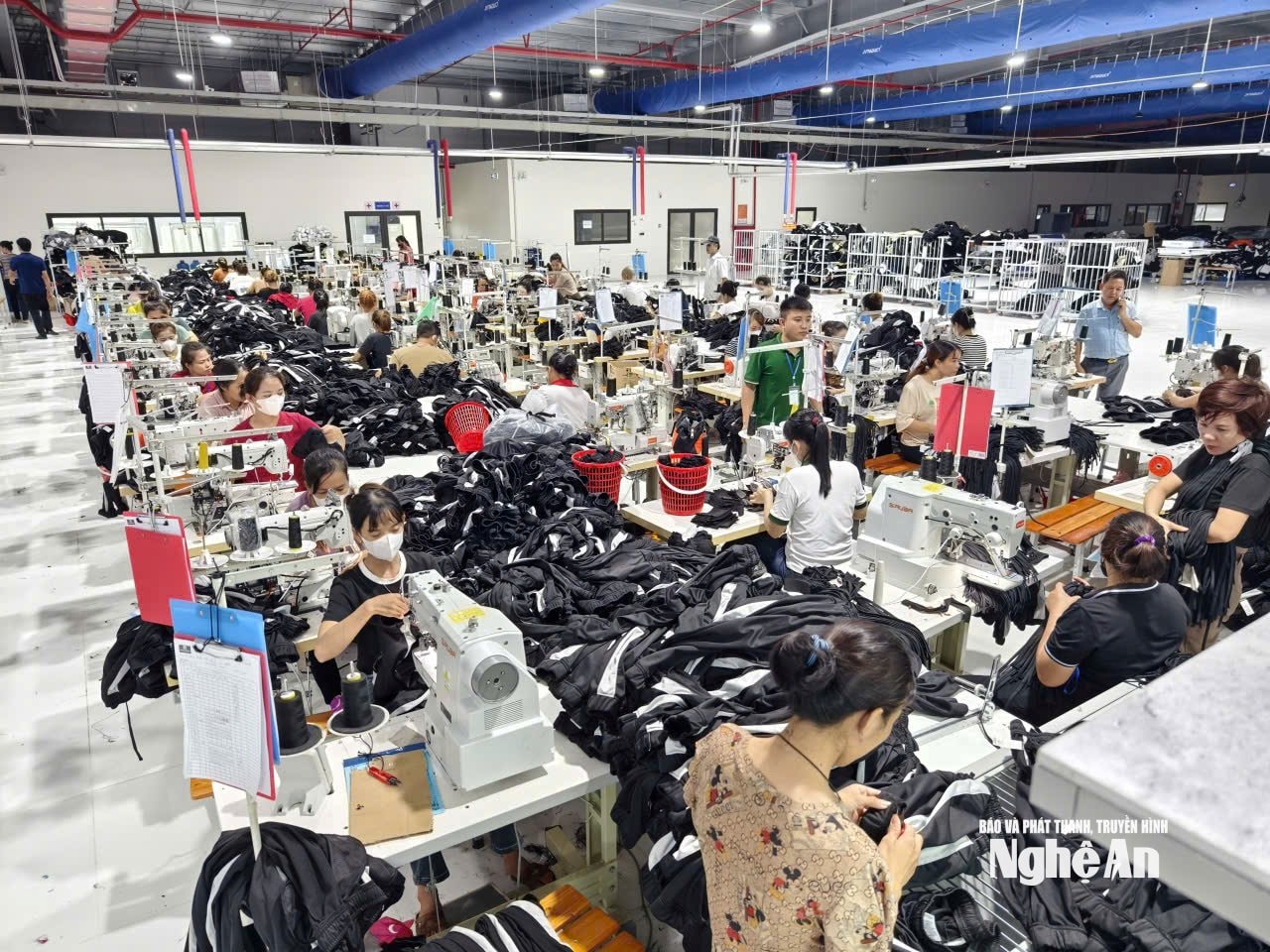 Nhà may may của Tập đoàn Thanh Chương đứng chân taih thôn 4 xã Đại Đồng, tạo việc làm cho nhiều lao động địa phương. Ảnh: P.V
