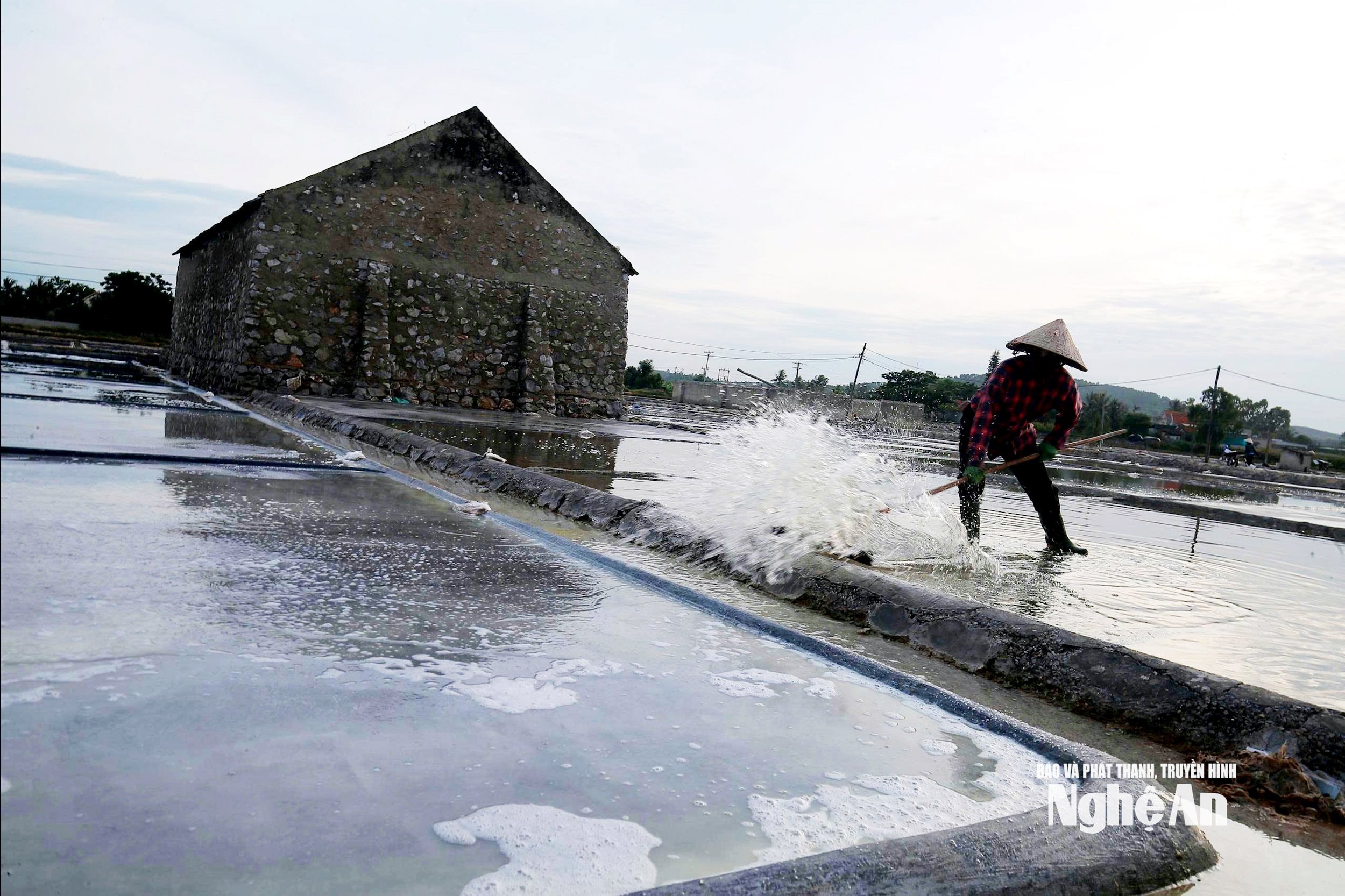 Trên những cánh đồng muối, diêm dân vẫn kiên trì sản xuất
