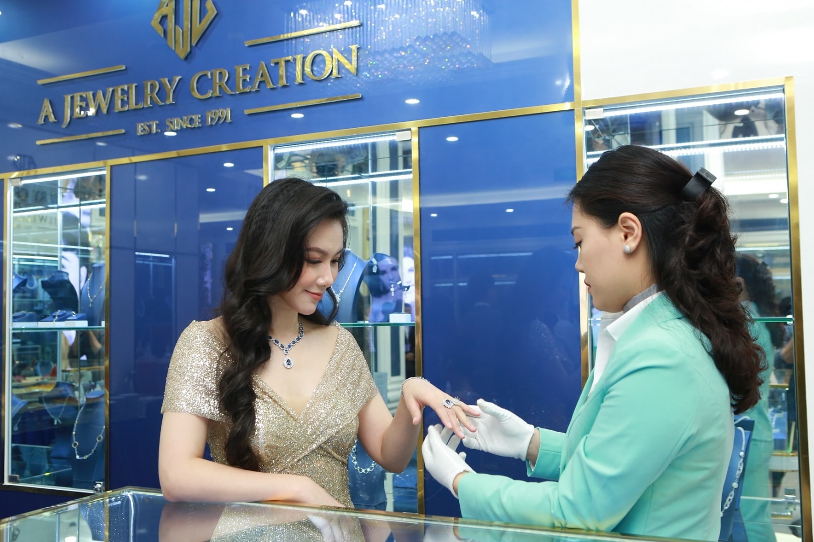 Giá vàng chiều nay 13/9/2025: Bảng giá vàng SJC DOJI PNJ, vàng thế giới
