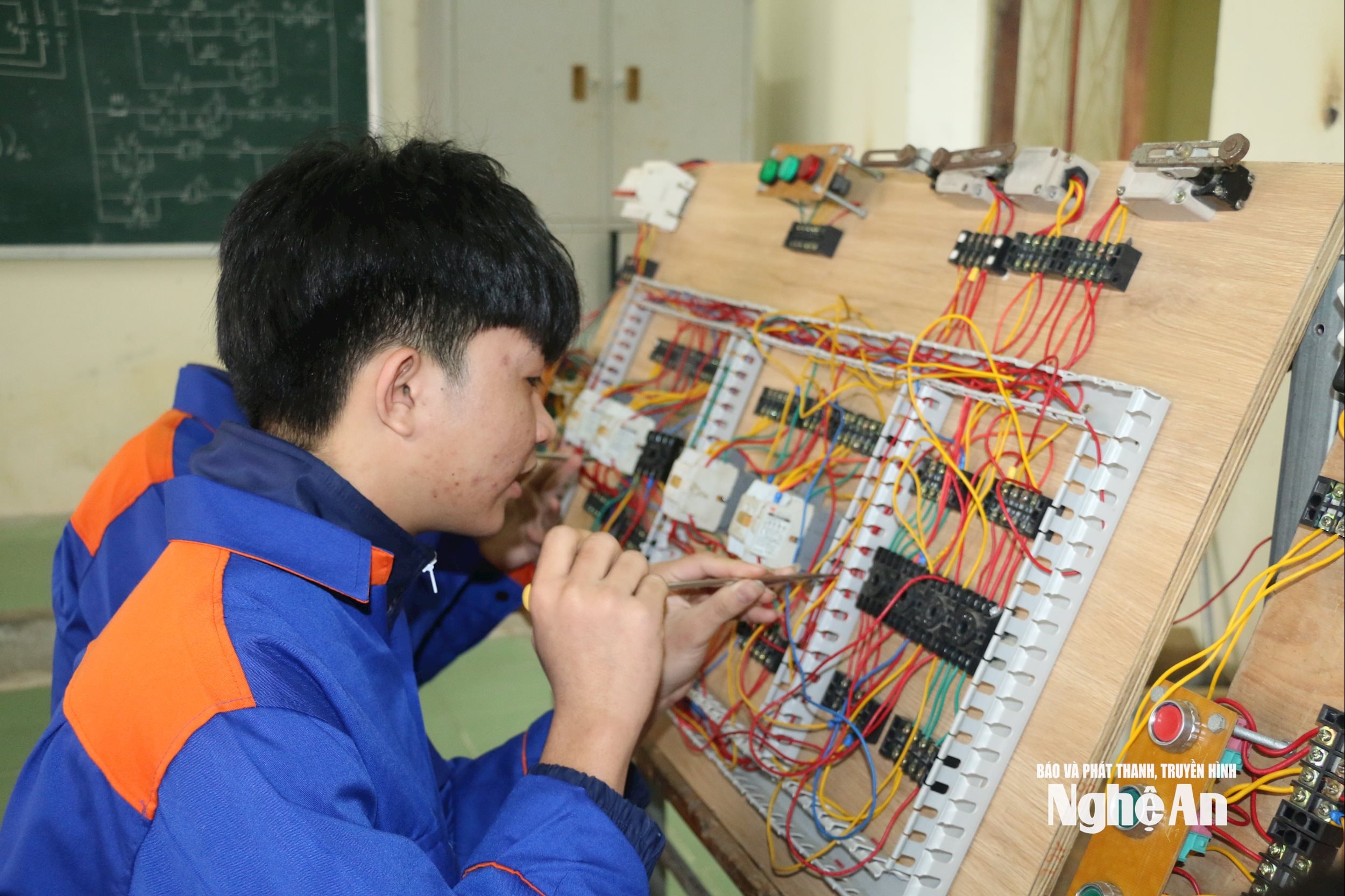  Đào tạo ngành điện tại trường Hồng Lam_8763