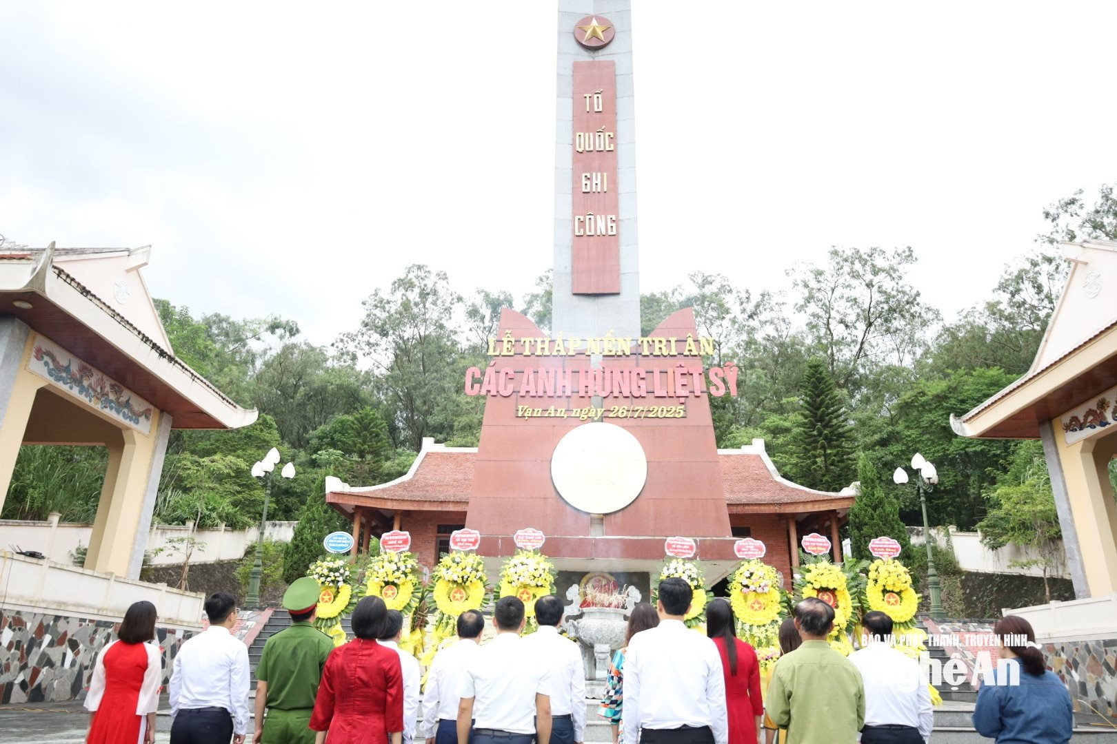 Dâng hương, dâng hoa các anh hùng liệt sỹ. Ảnh: CSCC