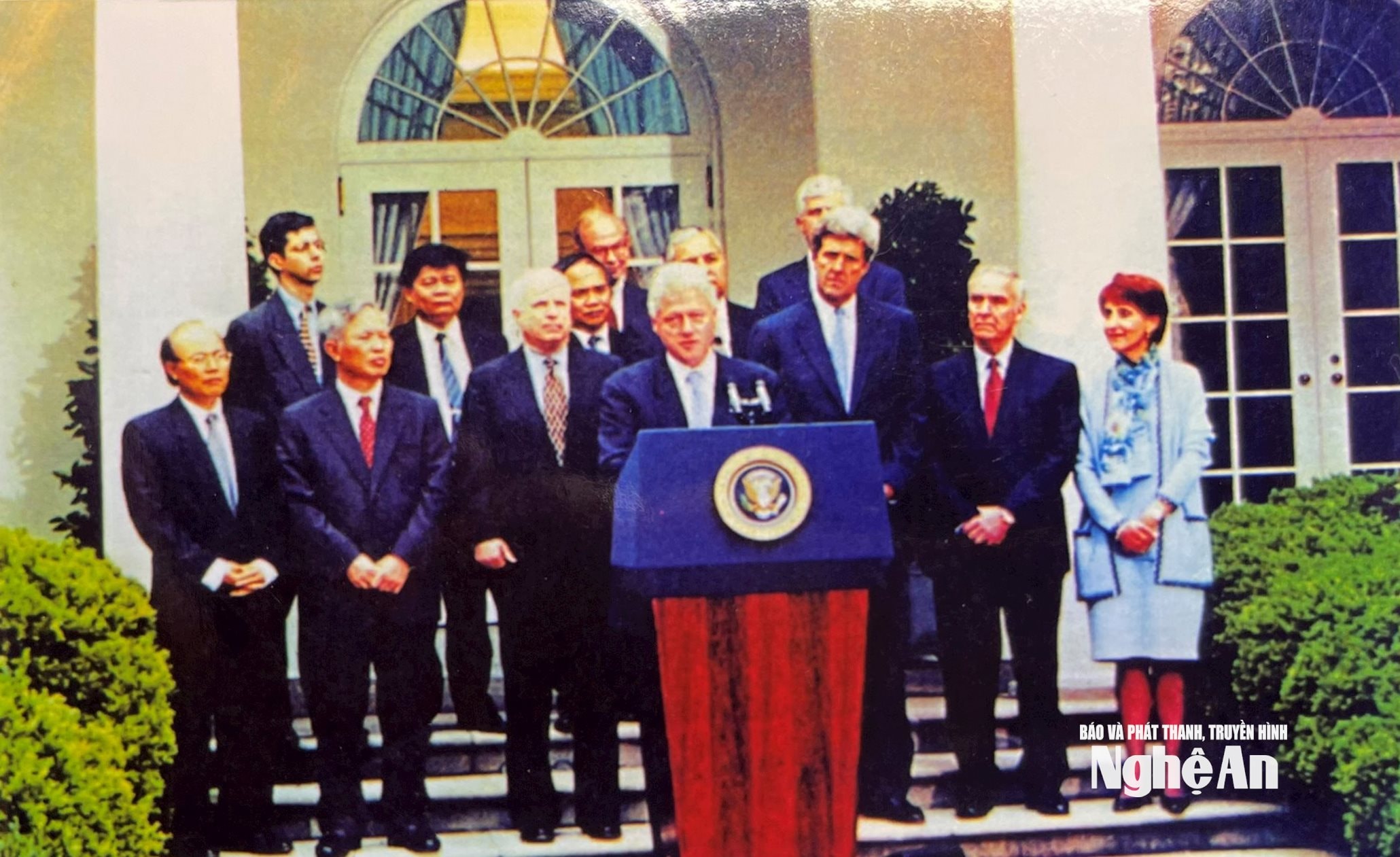 16h ngày 13-7-2000 tại vườn Hồng, Nhà Trắng, Washington, Tổng thống Bill Clinton họp báo thông báo việc ký kết Hiệp định thương mại Việt Nam - Hoa Kỳ.