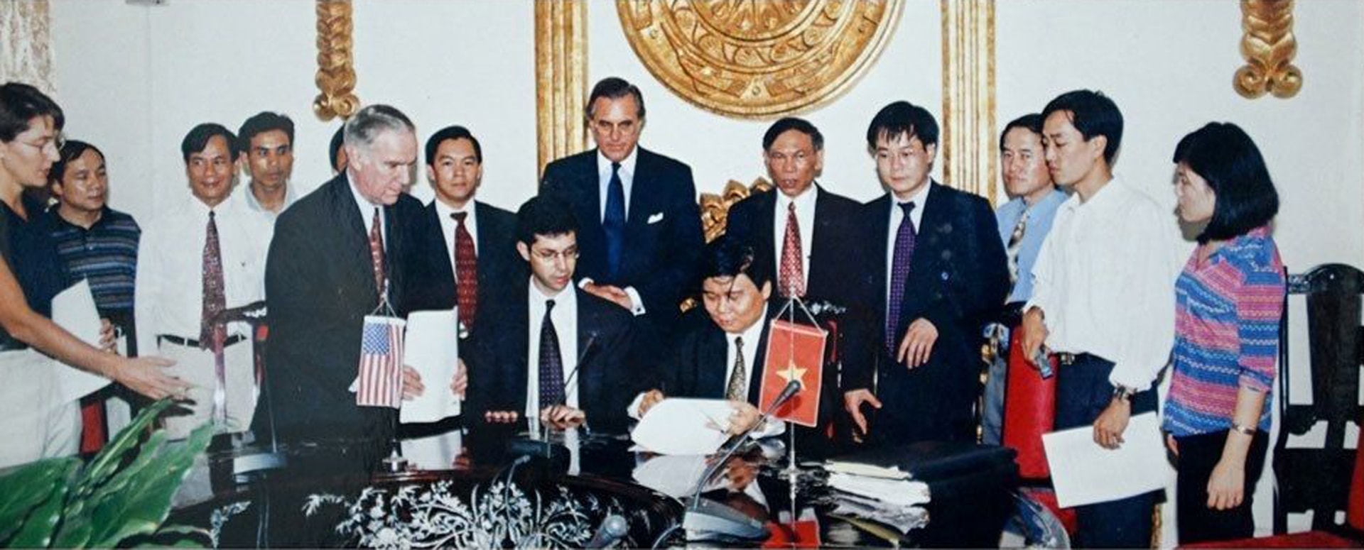 Hai Trưởng đoàn đàm phán Hiệp định BTA phía Việt Nam và Hoa Kỳ là ông Nguyễn Đình Lương và ông Joe Damond ký thỏa thuận về nguyên tắc các điều khoản BTA ngày 25/7/1999. Ảnh tư liệu: NVCC