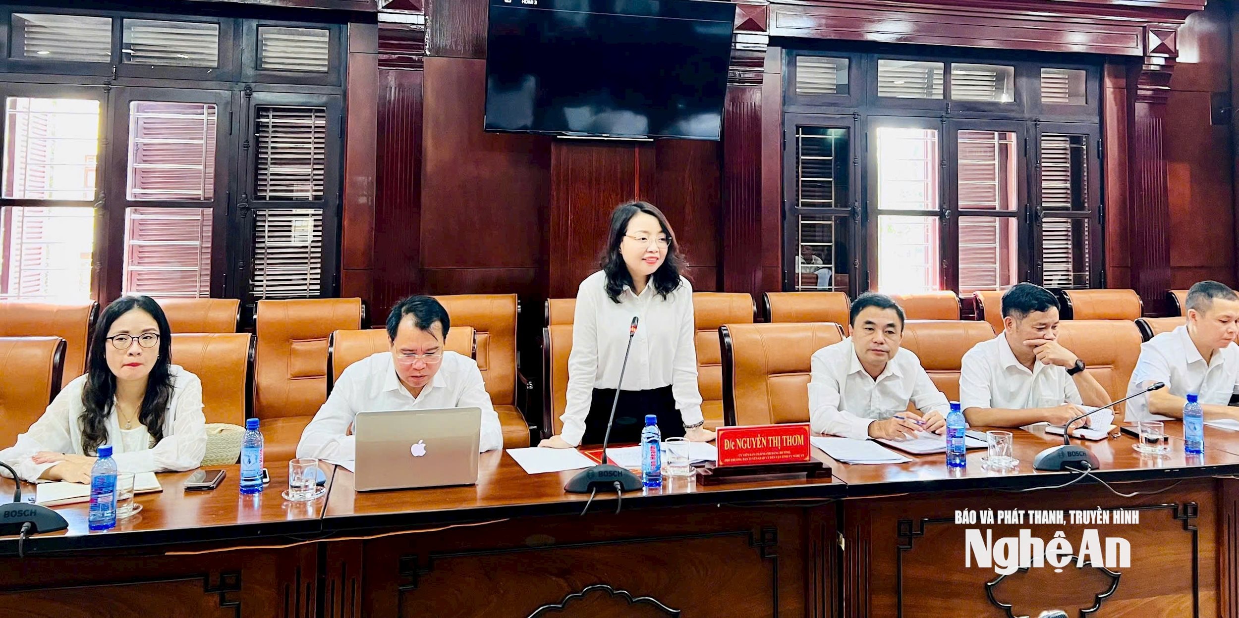  Đồng chí Nguyễn Thị Thơm, Uỷ viên BCH Đảng bô tỉnh, Trưởng Ban Tuyên giáo và Dân vận Tỉnh uỷ Nghệ An phát biểu tại cuộc làm việc.