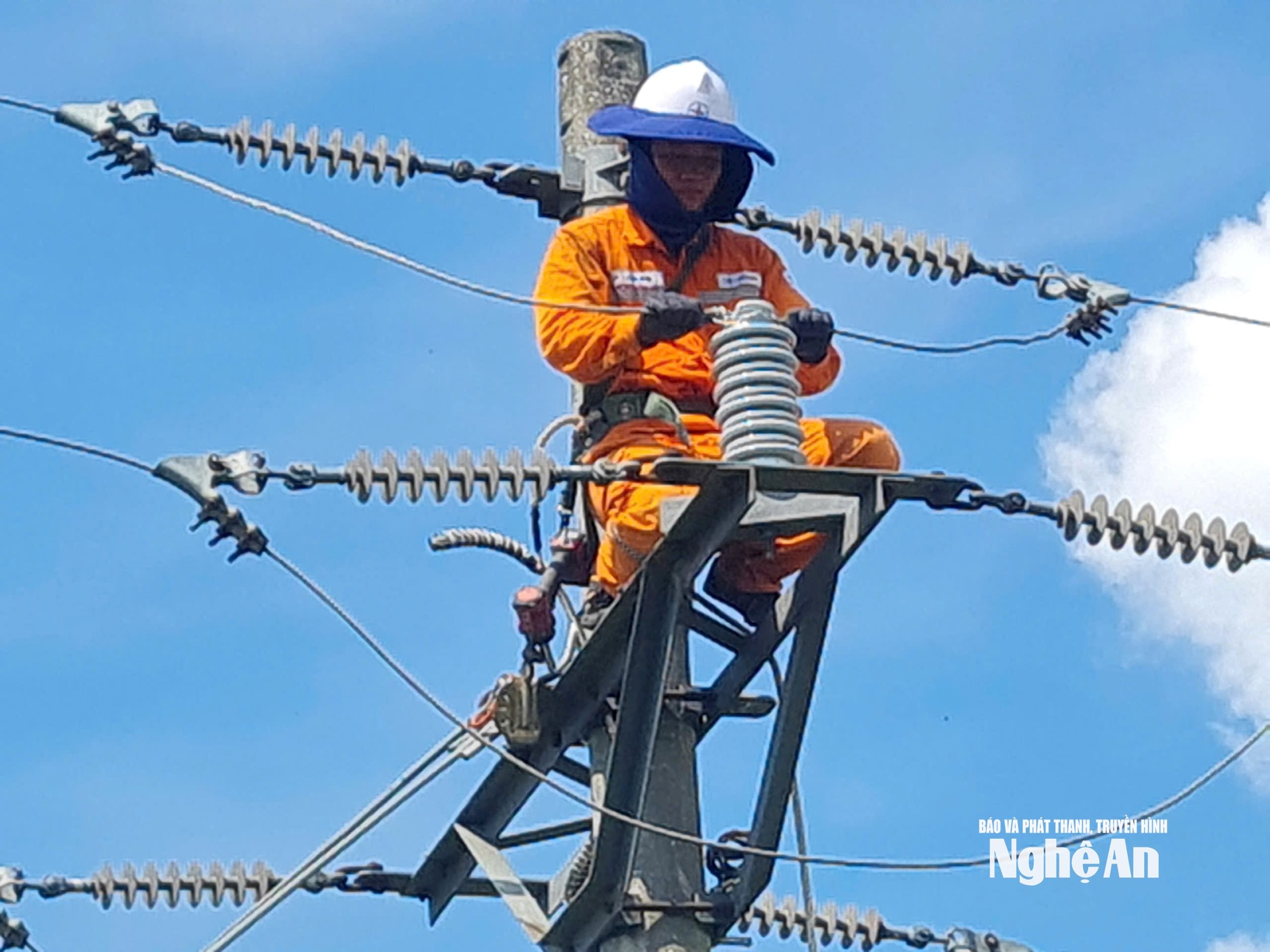 Công nhân Công ty Điện lực Nghệ An thực hiện xử lý khiếm khuyết trên đường dây 371E15.36.