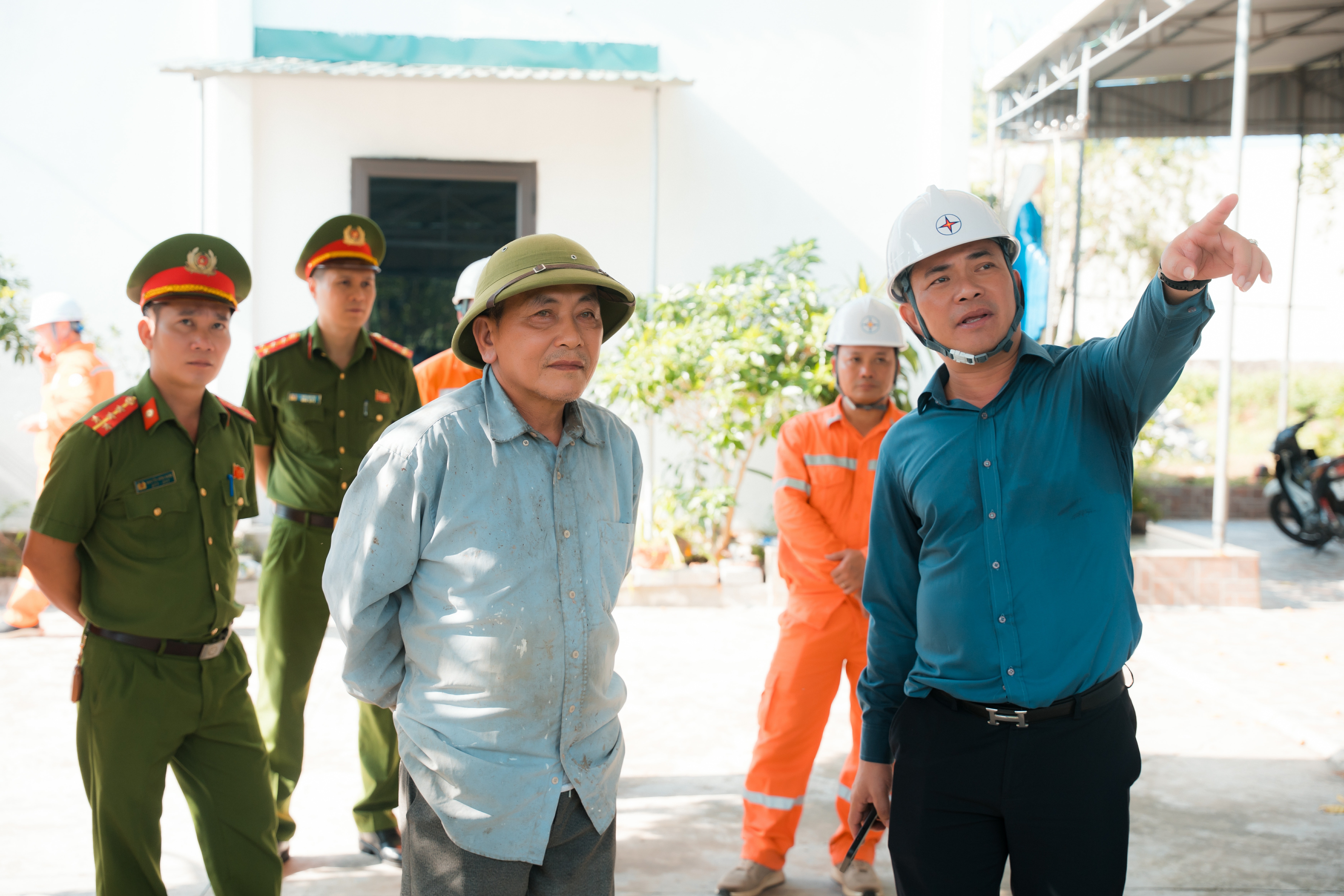 Ông Phạm Công Thành – Giám đốc PC Nghệ An trực tiếp xuống hiện trường, phối hợp với chính quyền địa phương và lực lượng chức năng tăng cường công tác dân vận, vận động xử lý dứt điểm các điểm vi phạm hành lang an toàn lưới điện.