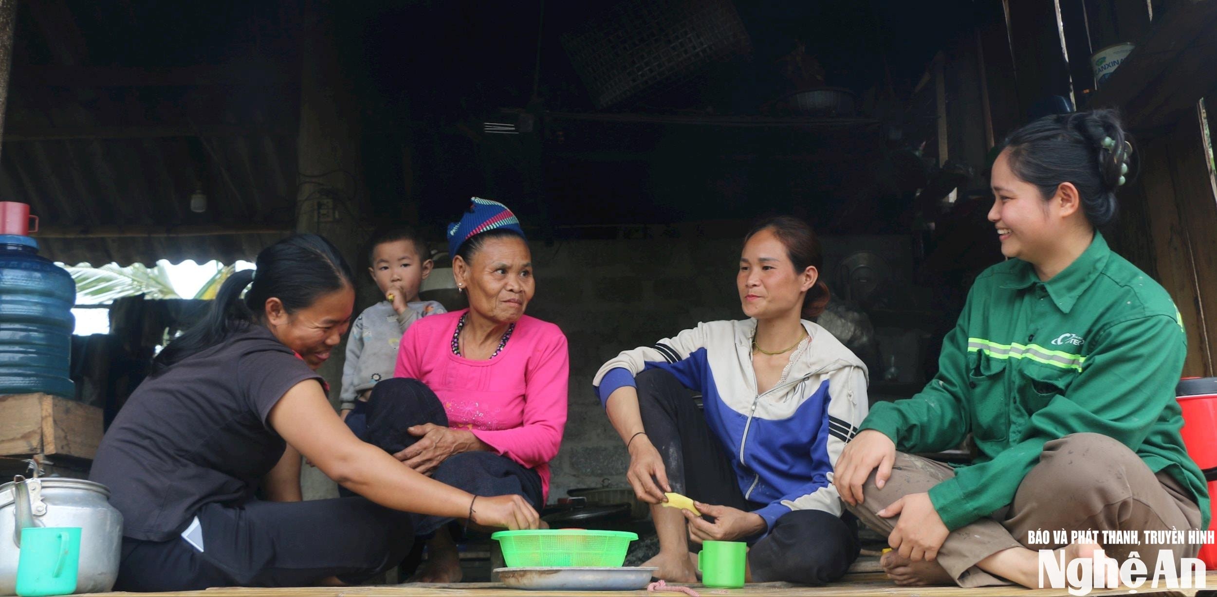 bna_bi-thu-chi-bo-ban-chau-son-la-thi-van-ao-xanh-trao-doi-voi-nguoi-dan.-anh-khanh-ly-6c26c435271d9576f15b52568f21bd16(1).jpg