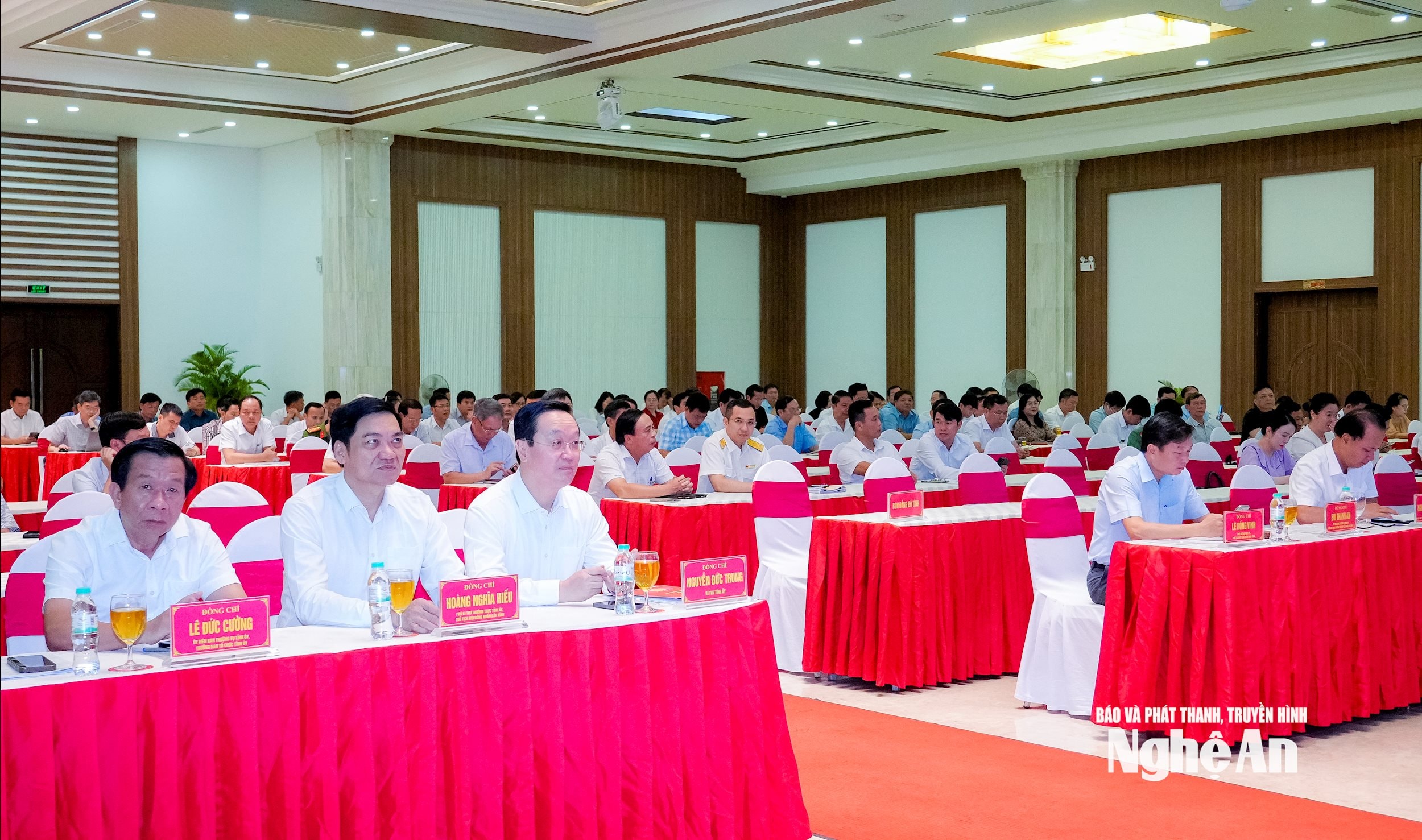 Các đồng chí lãnh đạo tỉnh Nghệ An tham dự hội nghị. Ảnh: Phạm Băn