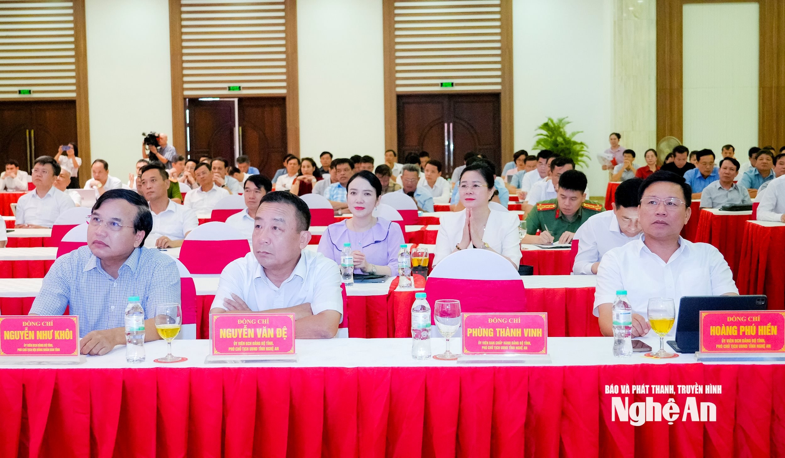 Các đồng chí lãnh đạo HĐND tỉnh, UBND tỉnh tham dự hội nghị. Ảnh: Phạm Bằng