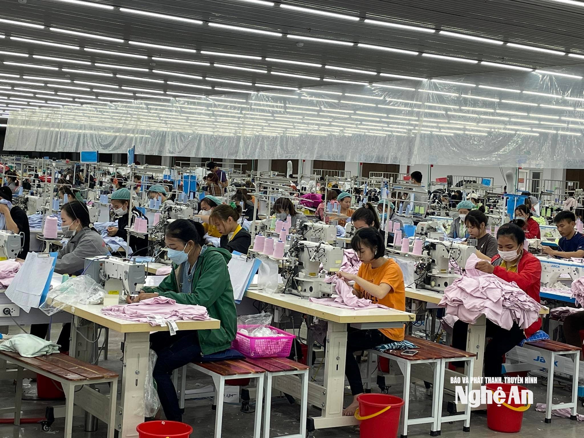 Công nhân may mặc tại khu công nghiệp Nghĩa Long