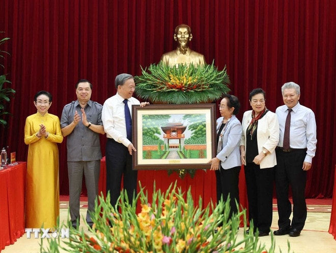 Tổng Bí thư Tô Lâm tặng bức tranh lưu niệm cho Hội Khuyến học Việt Nam. (Ảnh: Thống Nhất/TTXVN) ttxvn-tong-bi-thu-to-lam-gap-mat-ban-thuong-vu-trung-uong-hoi-khuyen-hoc-viet-nam-1609-3.jpg