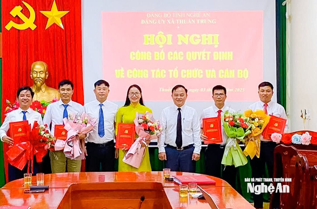  cán bộ