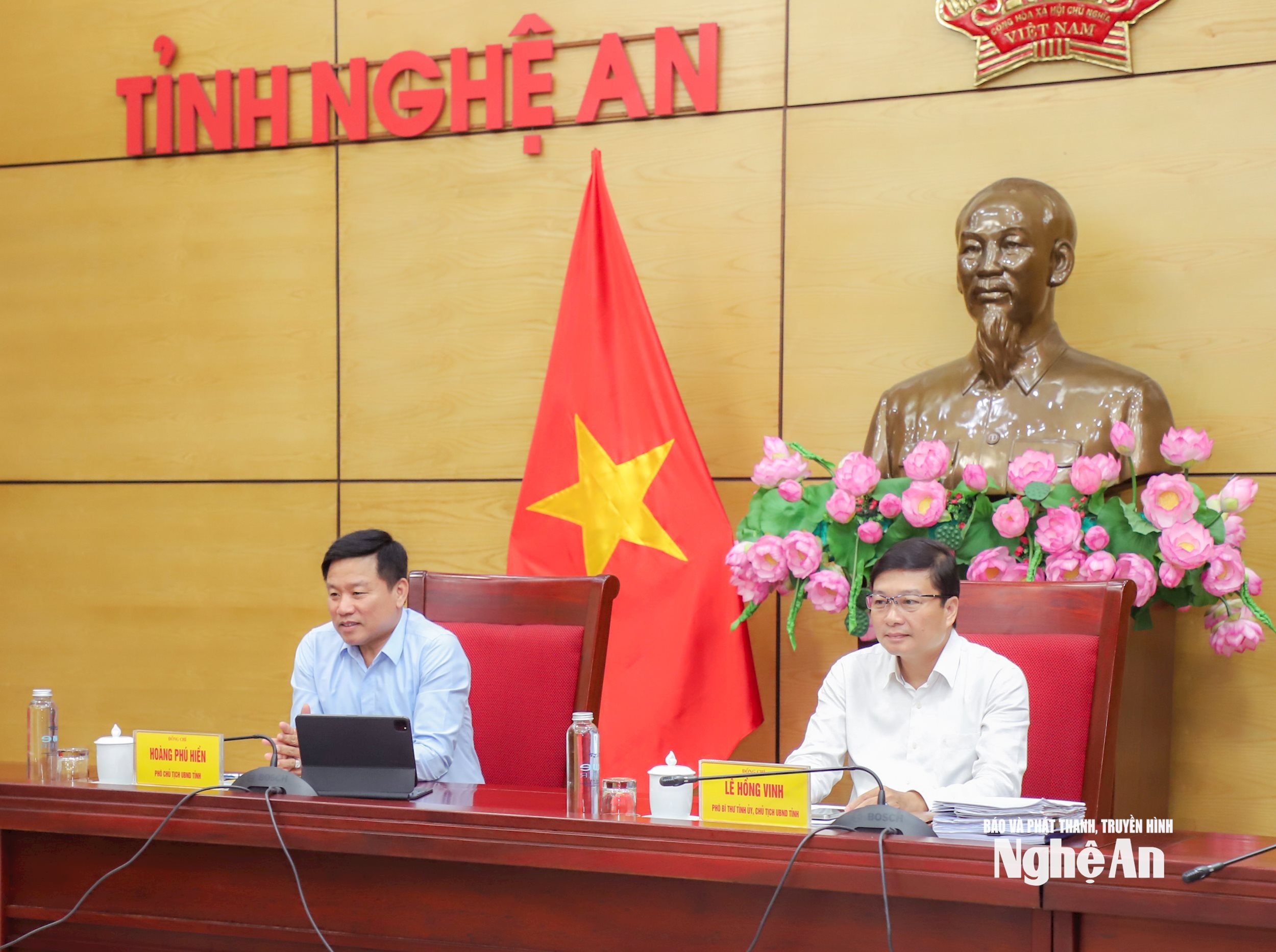 Các đồng chí: Lê Hồng Vinh - Phó Bí thư Tỉnh ủy, Chủ tịch UBND tỉnh chủ trì; Hoàng Phú Hiền - Ủy viên Ban Chấp hành Đảng bộ tỉnh, Phó Chủ tịch UBND tỉnh đồng chủ trì tại điểm cầu UBND tỉnh Nghệ An. Ảnh: Thành Duy