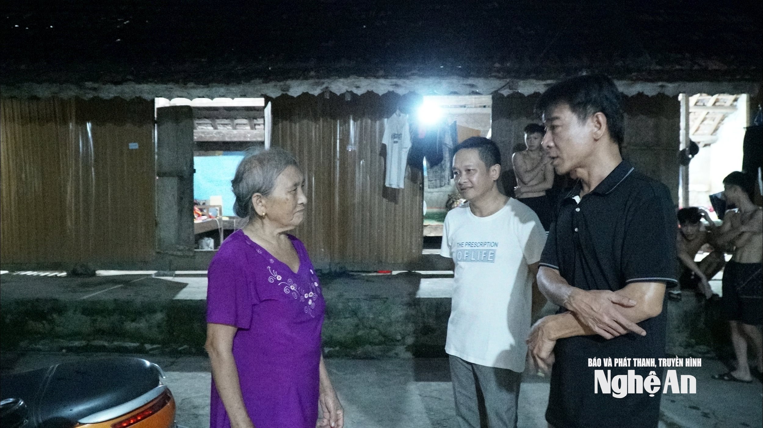 Nhà báo Ngô Nhật Lân trao đổi với người dân khối 4, thị trấn Tân Lạc (Quỳ Châu cũ). Ảnh Đào Tuấn