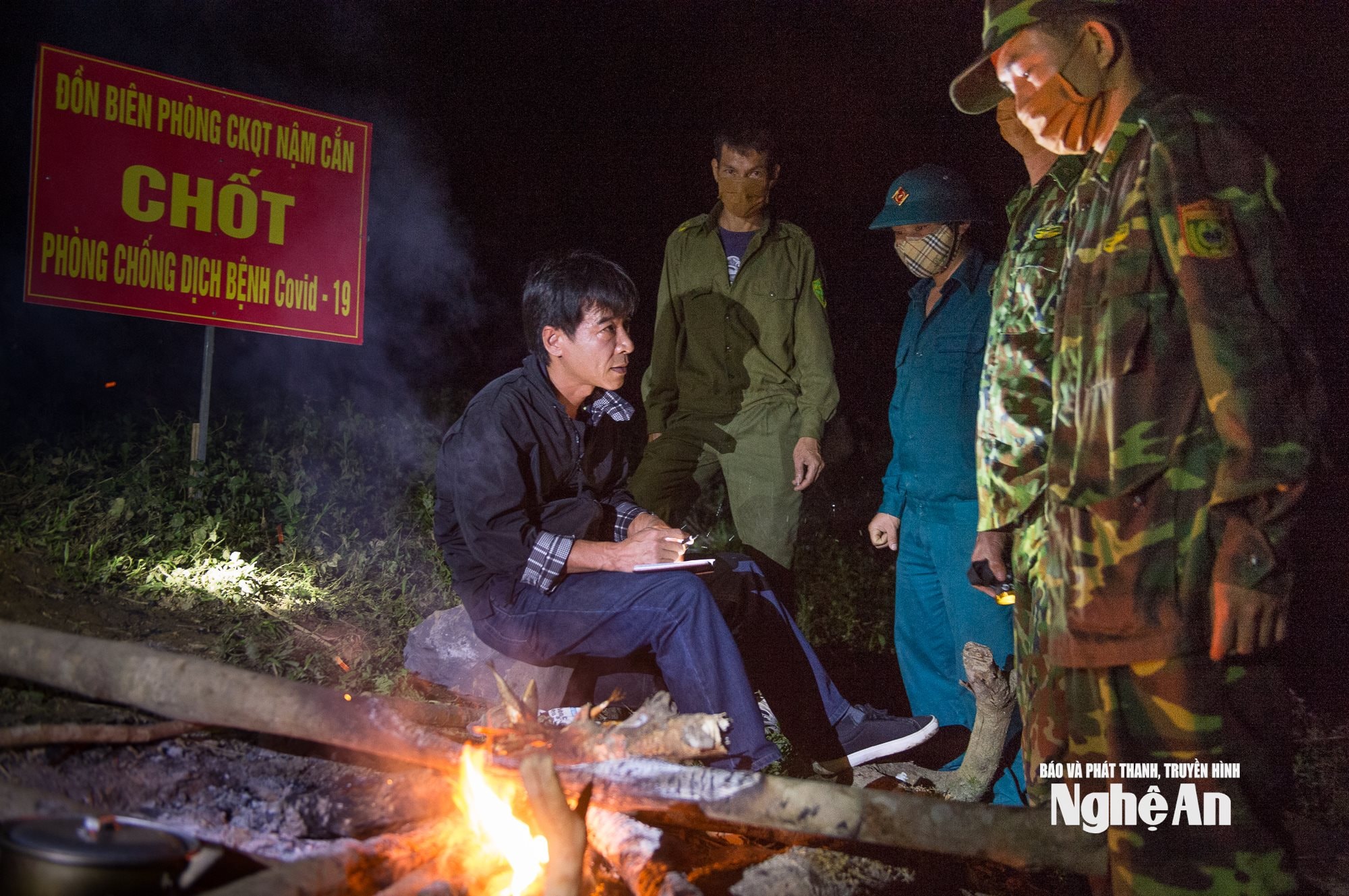 Nhà báo Ngô Nhật Lân phỏng vấn các lực lượng trên chốt chống dịch Covid ở biên giới năm 2020. Ảnh: Thành Cươn