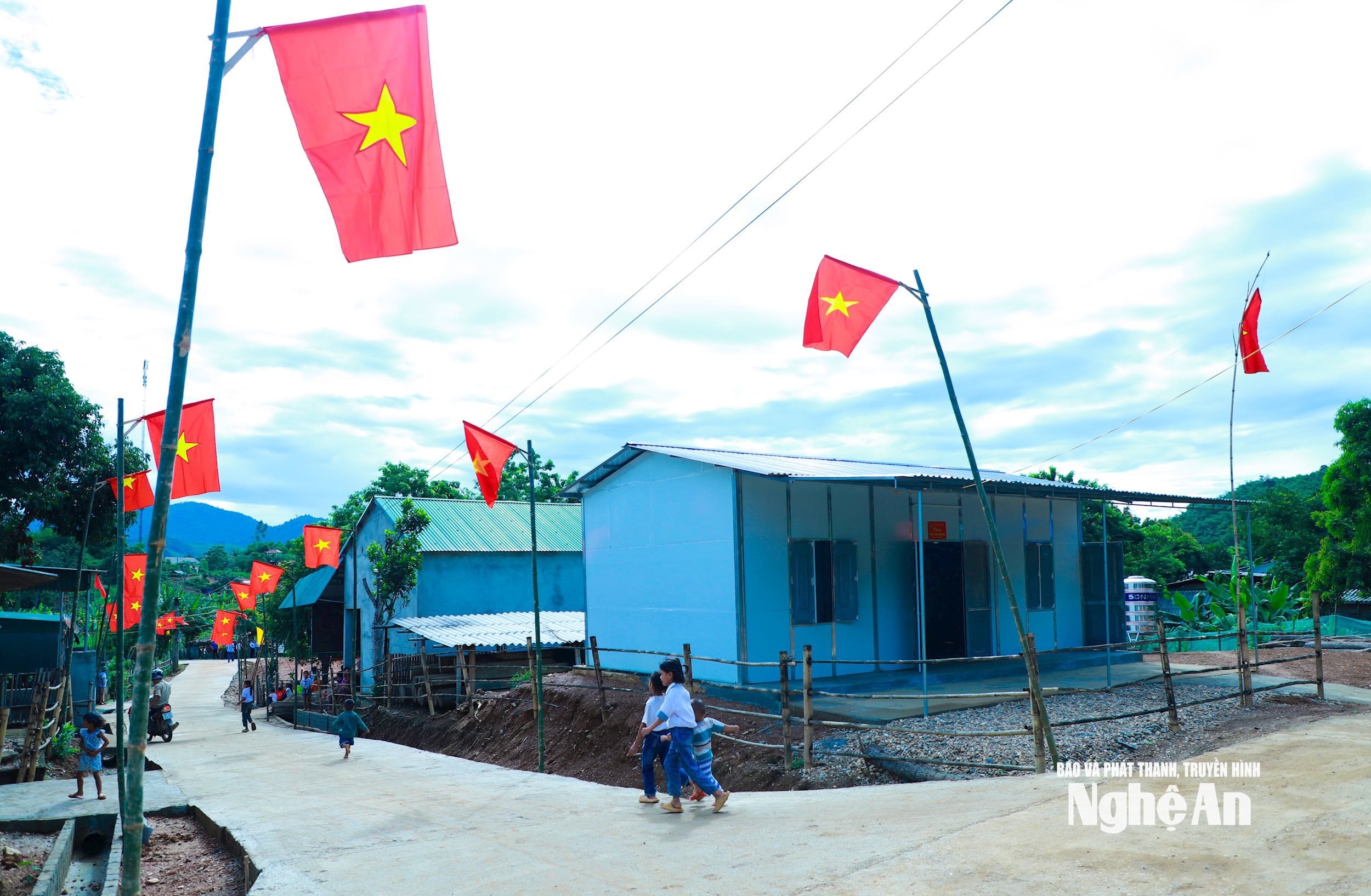 Những ngôi nhà do Bộ Công an hỗ trợ làm mới cho hộ nghèo bản Châu Sơn, xã Châu Khê (Con Cuông). Ảnh Thành Duy