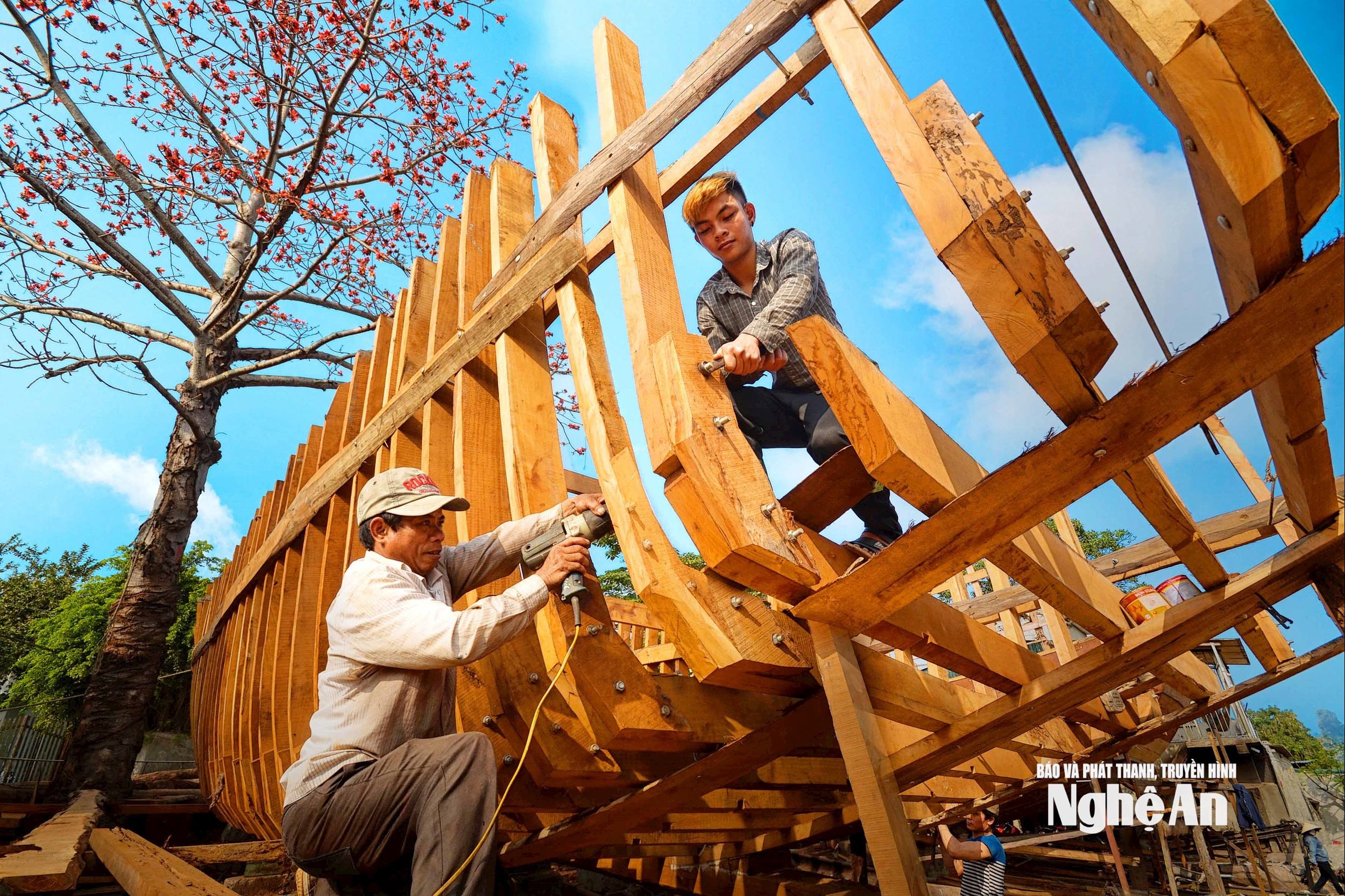 Một trong những nội dung trong tiêu chí thu nhập của người dân là tạo việc làm cho lao động nông thôn. Những năm qua, Nghệ An đã thu hút các doanh nghiệp vào địa bàn, bên cạnh đó khuyến khích phát triển các ngành nghề tiểu thủ công. Trong ảnh: Nghề đóng và sửa chữa tàu cá trên địa bàn xã Diễn Châu. Ảnh: Quang An