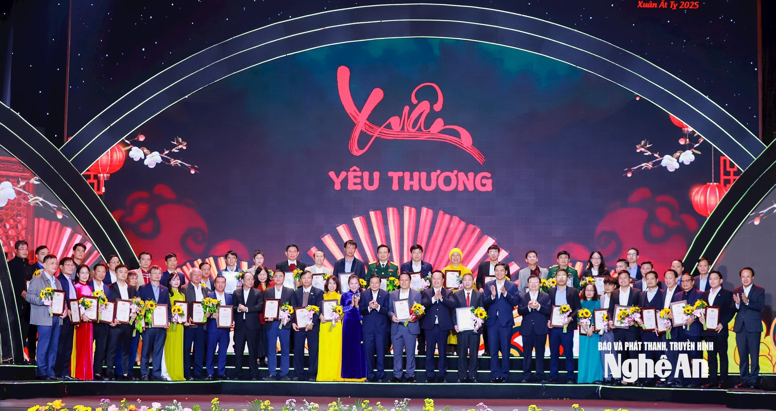 Lãnh đạo tỉnh Nghệ An chụp ảnh lưu niệm với các cơ quan, đơn vị, tổ chức, doanh nghiệp, nhà hảo tâm đăng ký và trực tiếp ủng hộ Chương trình “Nghĩa tình dòng Lam - Xuân Ất Tỵ năm 2025”. Ảnh: Phạm Bằng