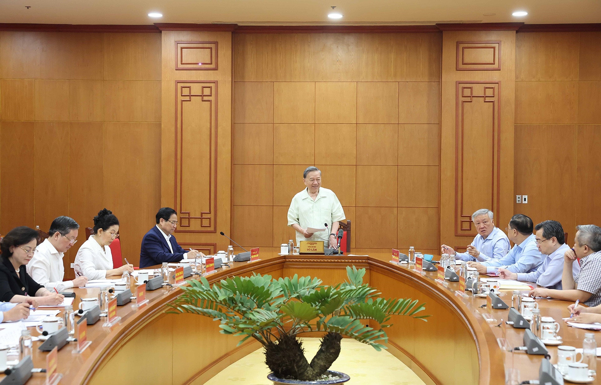 vna_potal_tong_bi_thu_lam_viec_voi_ban_thuong_vu_dang_uy_chinh_phu_ve_danh_gia_viec_trien_khai_nghi_quyet_cua_trung_uong_va_bo_chinh_tri__8279807.jpg