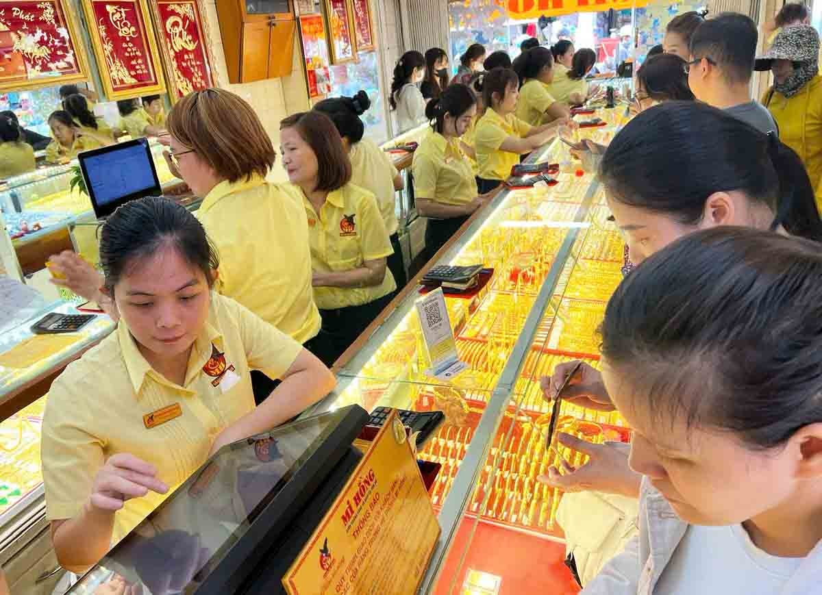 Tin giá cả thị trường chiều 17/9/2025: Giá vàng, dầu, tỷ giá USD, giá tiêu, cà phê
