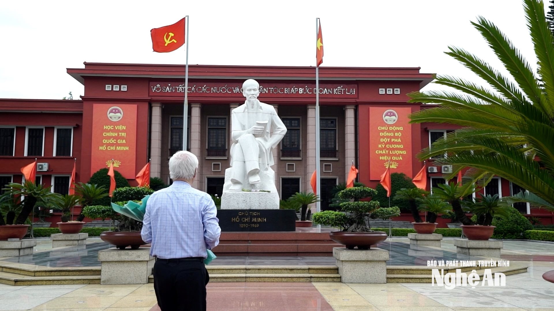 Bên tượng đài Chủ tịch Hồ Chí Minh. Ảnh: cắt từ Clip Đình Tuấn