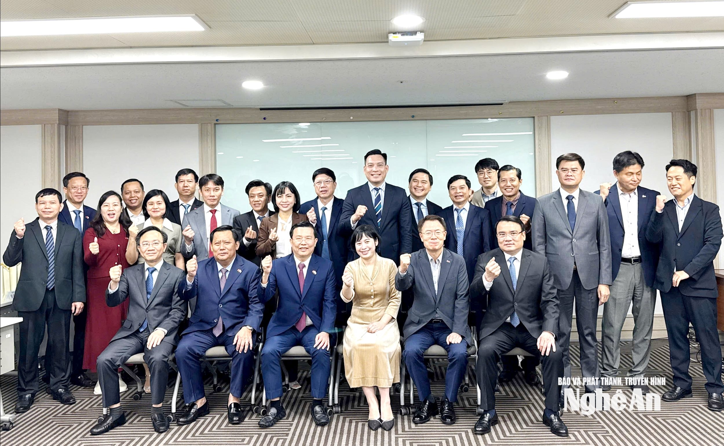 Các đại biểu chụp ảnh lưu niệm