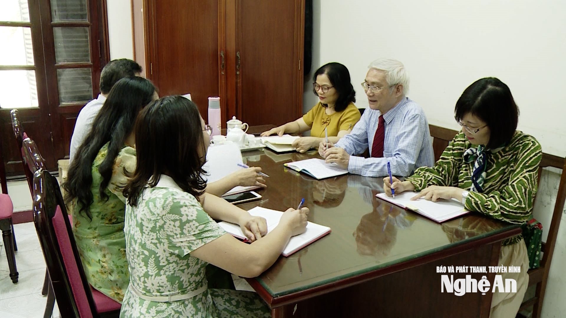 GS.TS Mạch Quang Thắng bên các đồng nghiệp tại Học viện Chính trị Quốc gia Hồ Chí Minh. Ảnh cắt từ clip Đình Tuấn
