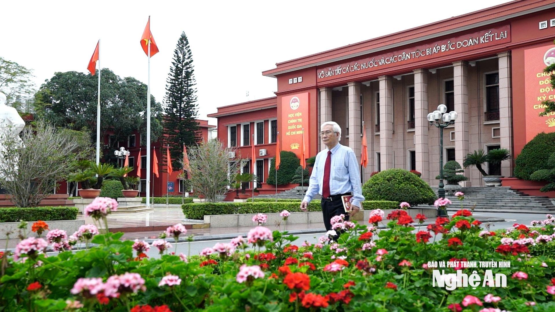 GS.TS Mạch Quang Thắng tại Học viện Chính trị Quốc gia Hồ Chí Minh. Ảnh cắt từ clip Đình Tuấn
