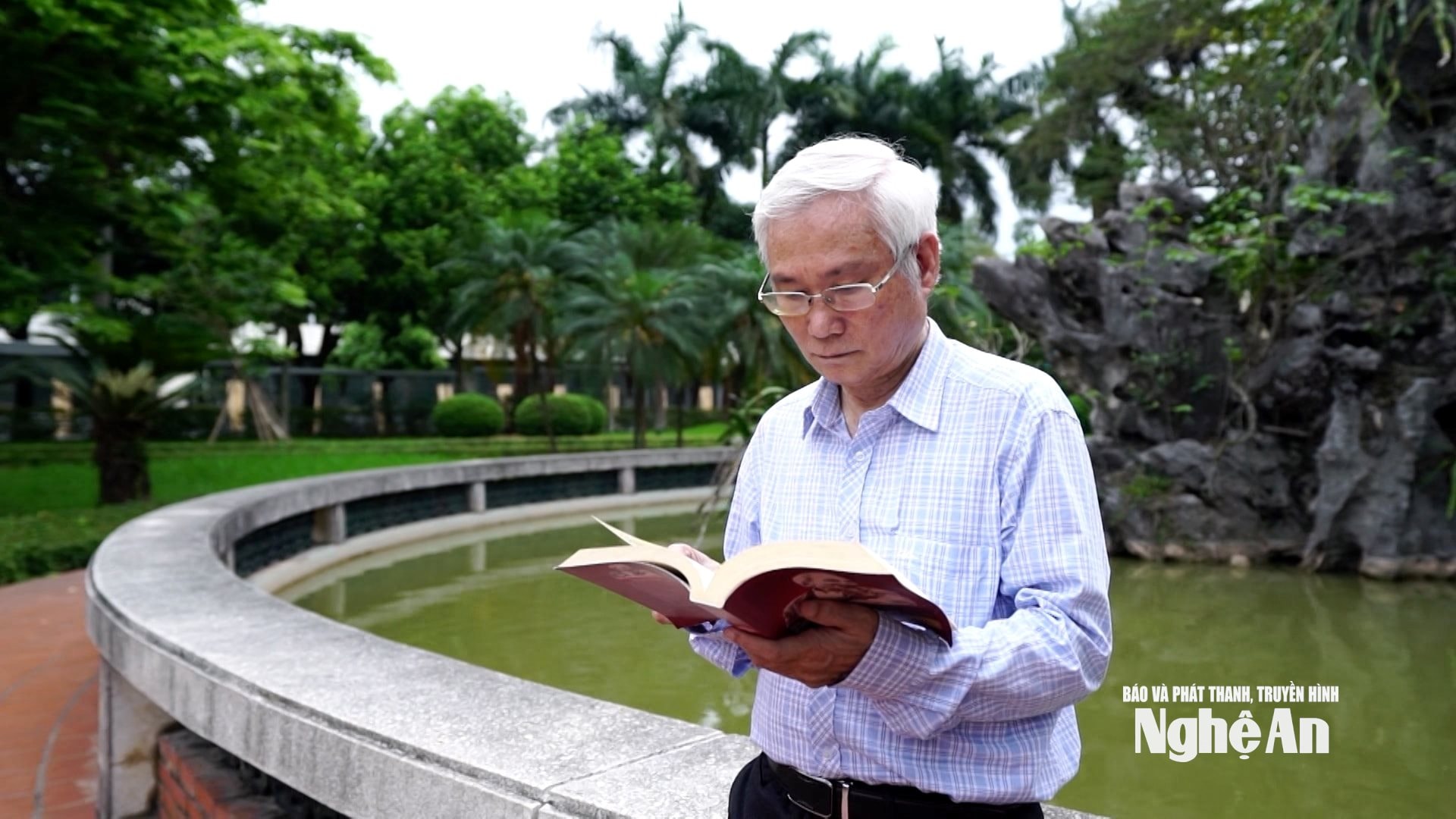 GS.TS Mạch Quang Thắng và cuốn sách 'Hồ Chí Minh, con người của sự sống'. Ảnh cắt từ Clip Đình Tuấn