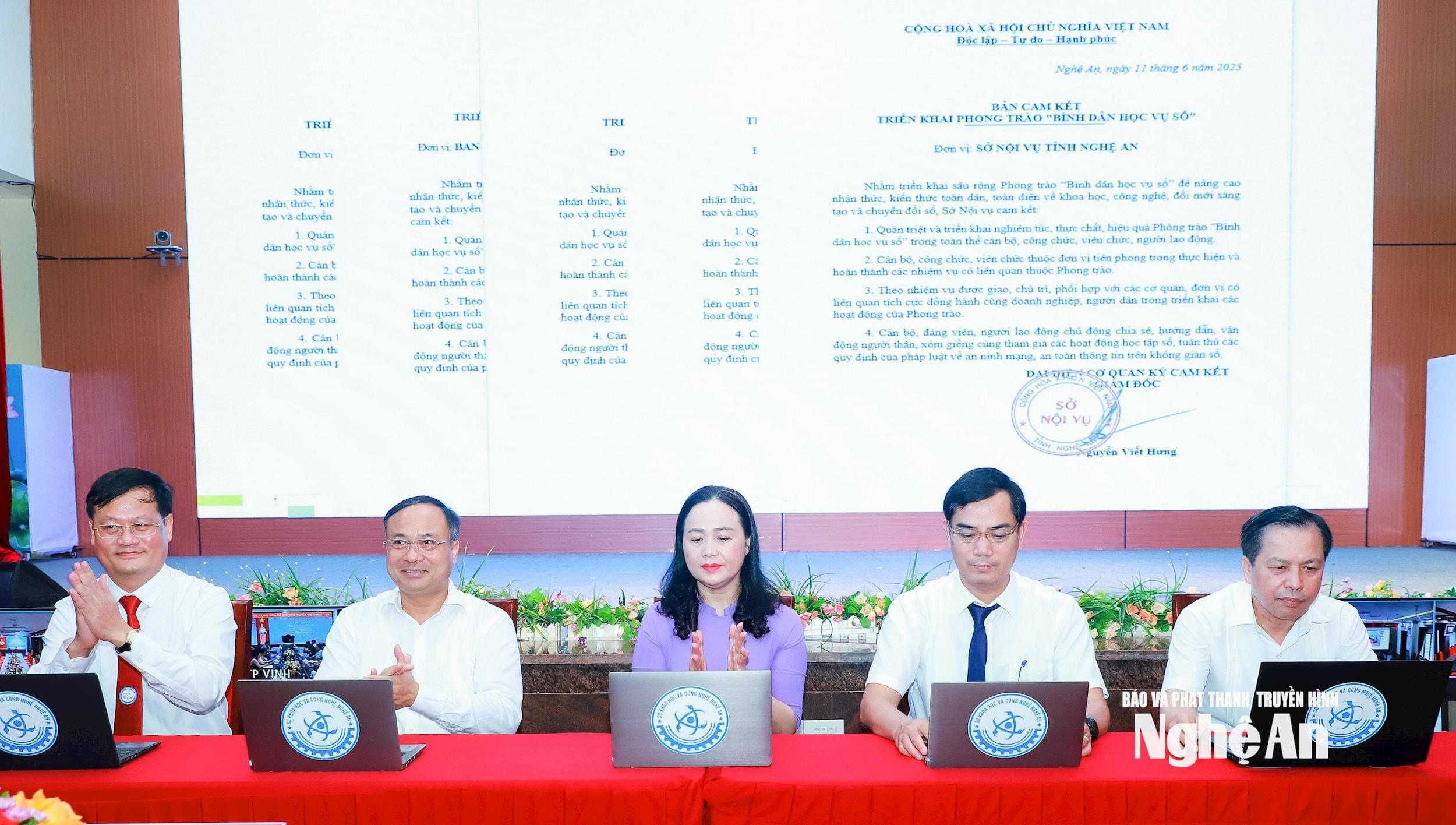 Lãnh đạo Ủy ban MTTQ Việt Nam tỉnh và các sở: Khoa học và Công nghệ, Nội vụ, Giáo dục và Đào tạo, Dân tộc và Tôn giáo ký cam kết thực hiện Phong trào 