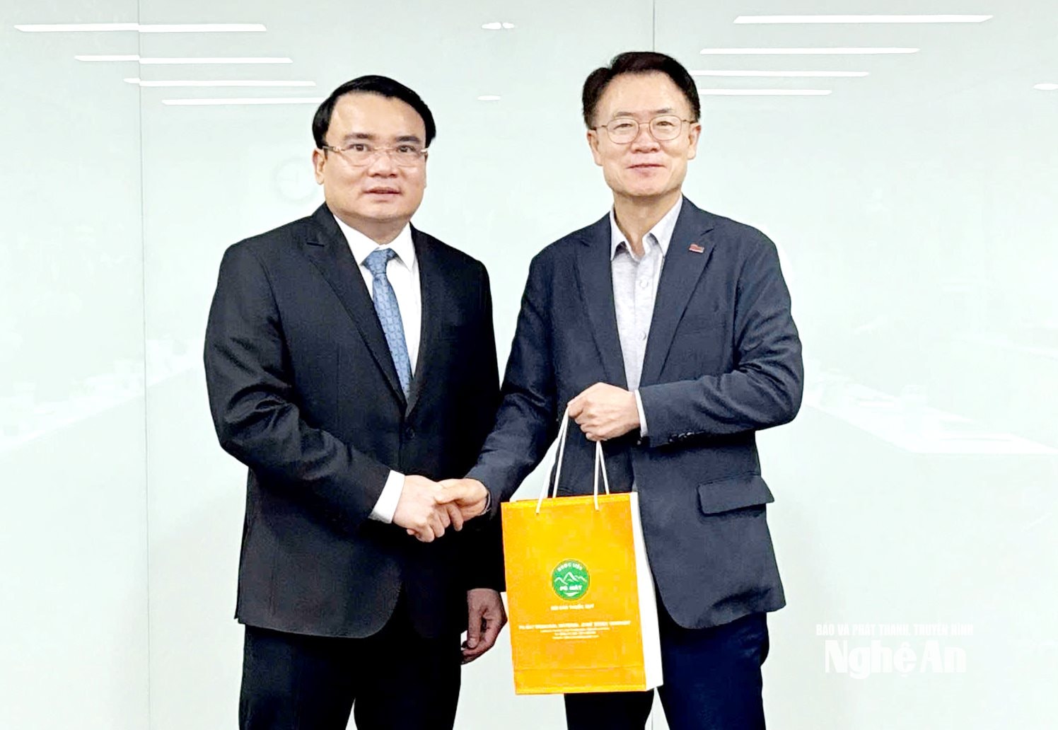 PCT UBND tỉnh PTV tặng quà lưu niệm cho ông ông Choo Moon-gap - Trưởng ban chính sách kinh tế