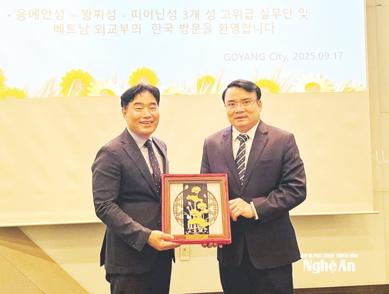 Phó Chủ tịch Phùng Thành Vinh tặng quà lưu niệm cho ông Kim Un Nam, Chủ tịch HĐND thành phố GoYang