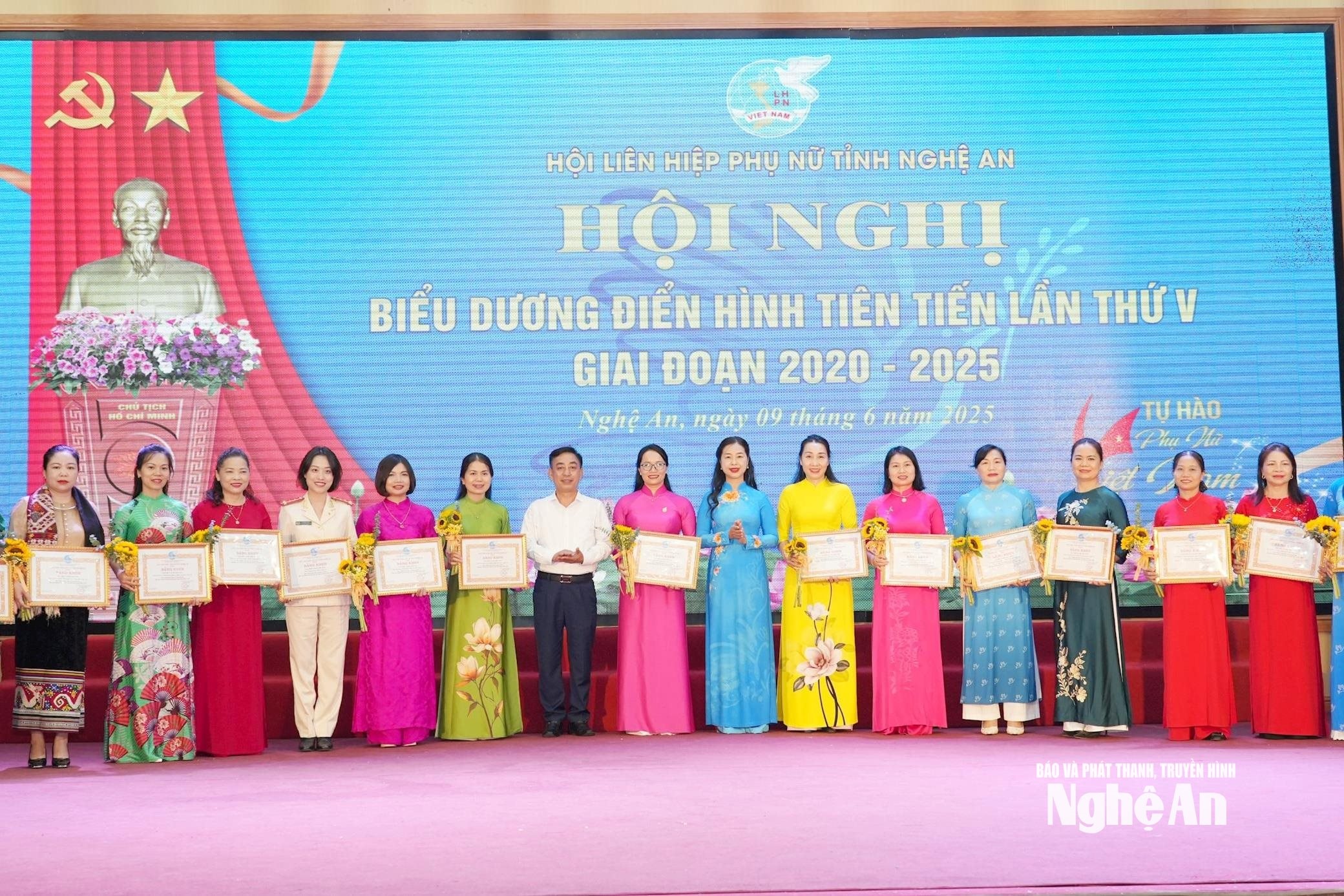 Trao tặng Bằng khen cho các tập thể hội cơ sở có thành tích tiêu biểu trong phong trào thi đua yêu nước giai đoạn 2020 - 2025. Ảnh: Thanh Quỳnh