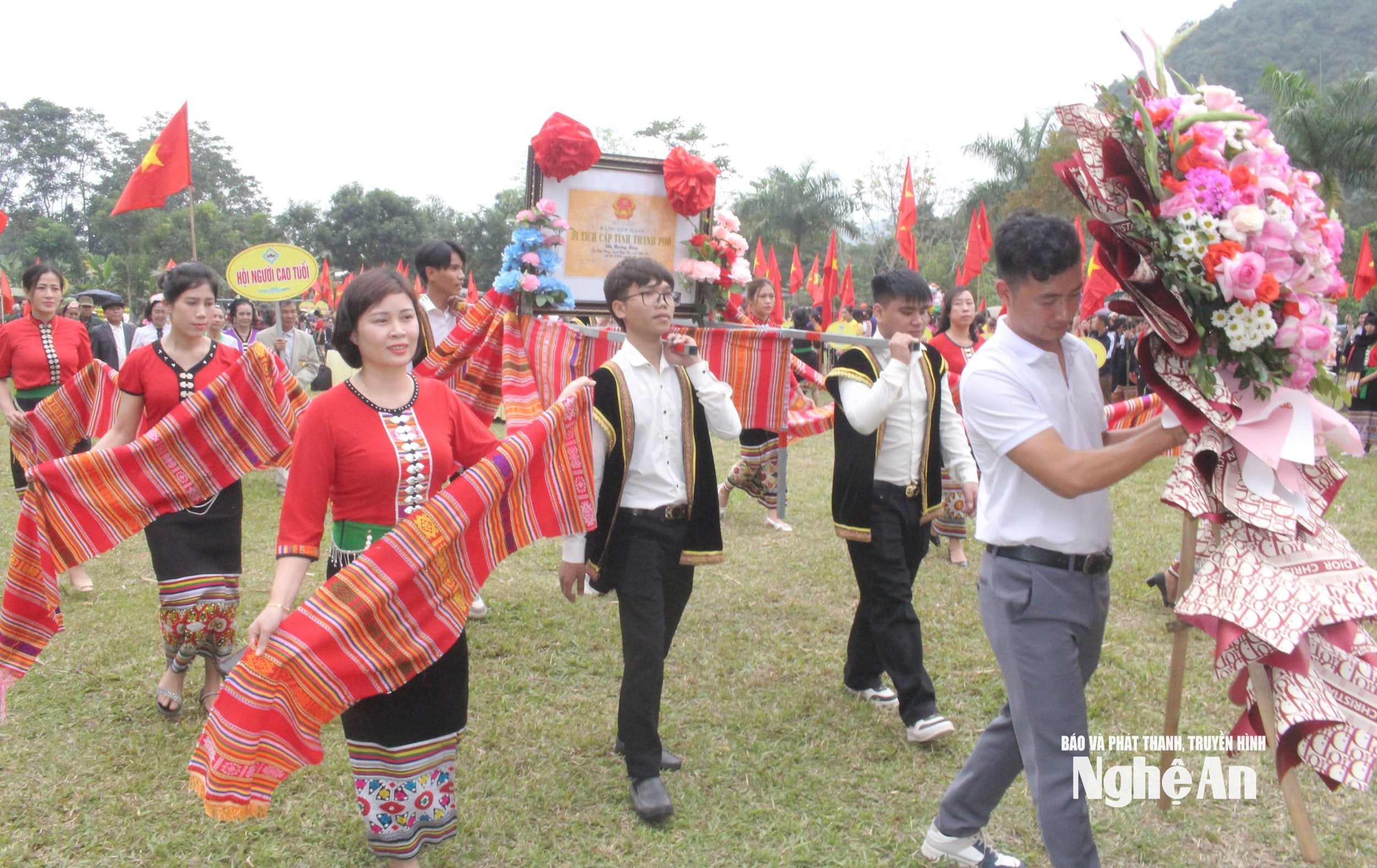 Rước Bằng công nhận Di tích Lịch sử cấp tỉnh về đền Mường Ham - nơi thờ Tạo Nọi. Ảnh tư lie: Phan Giang