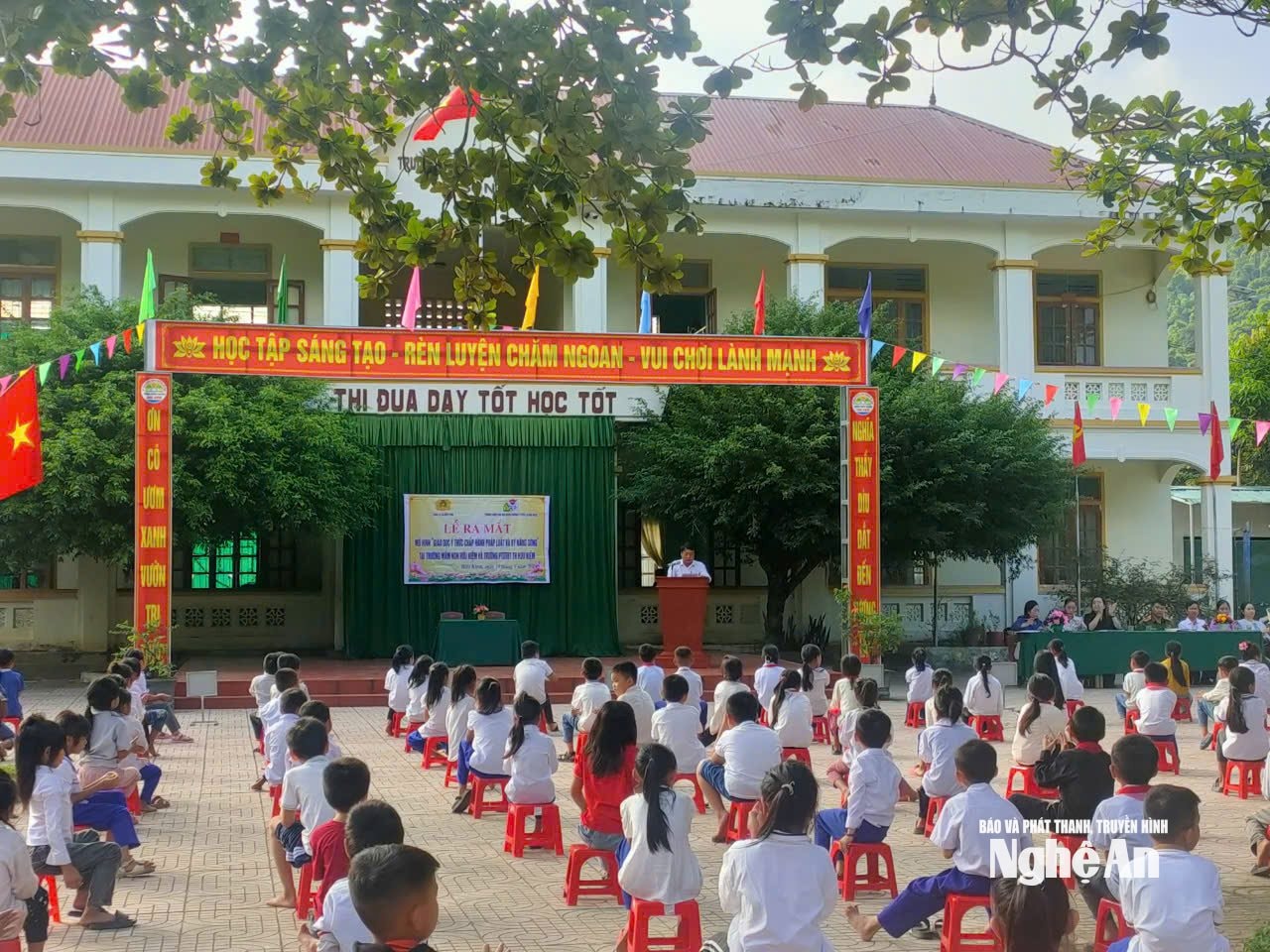 Buổi sinh hoạt ngoại khóa của học sinh Trường PT DTBT Tiểu học Hữu Kiệm. Ảnh - NTCC