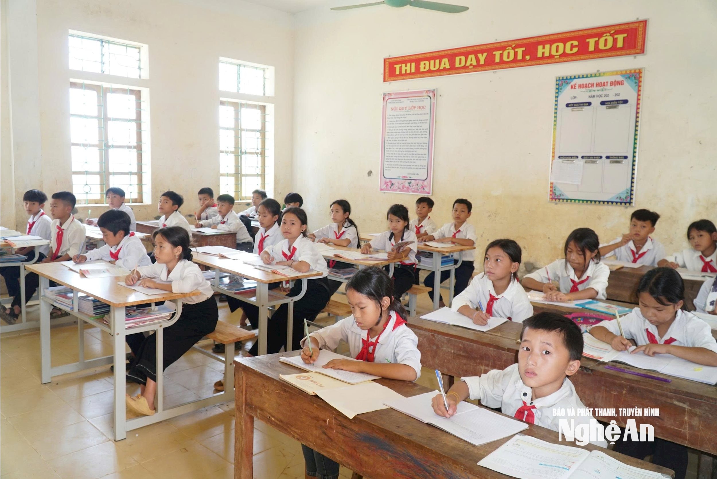 Giờ học của học sinh Trường PT DTBT Tiểu học và THCS Nậm Càn. Ảnh - Mỹ Hà