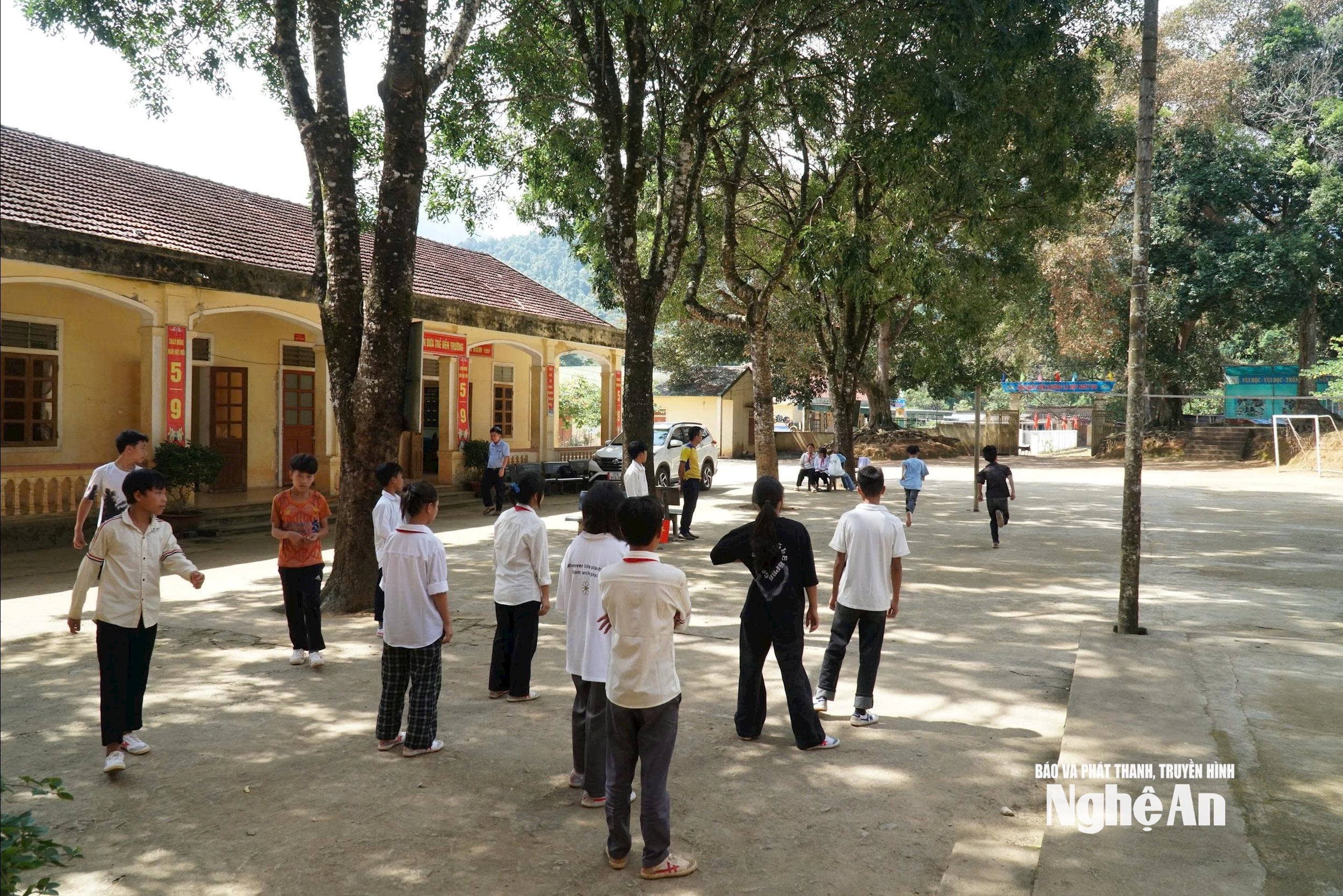 Giờ ra chơi của học sinh Trường PT DTBT Tiểu học và THCS Nậm Càn. Ảnh - Mỹ Hà