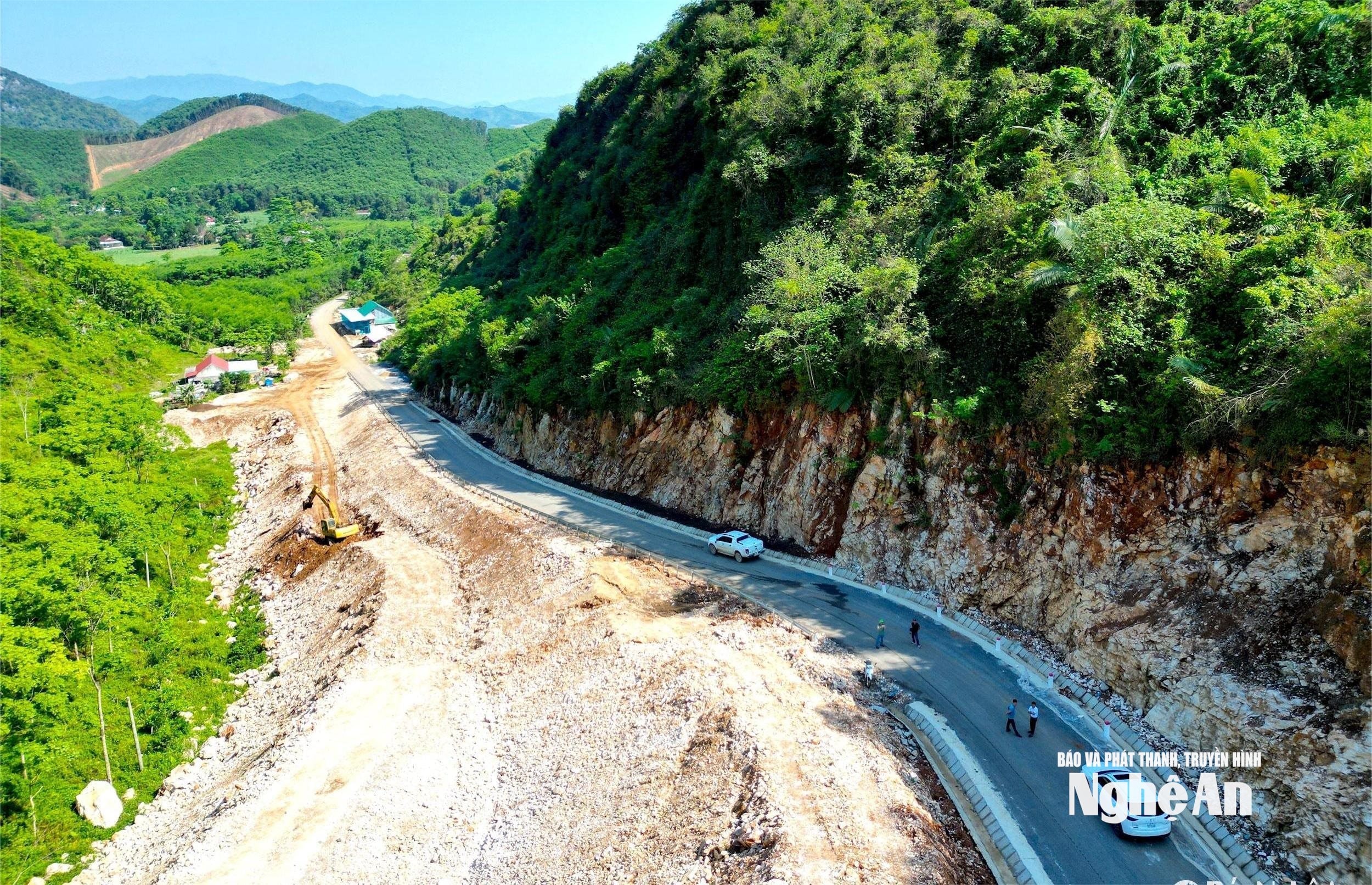 Năm 2022, dự án đường giao thông liên huyện từ bản Choọng - bản Bồn, xã Châu Lý (Quỳ Hợp) đến xã Tân Hợp (Tân kỳ) chính thức được khởi công. ảnh VT