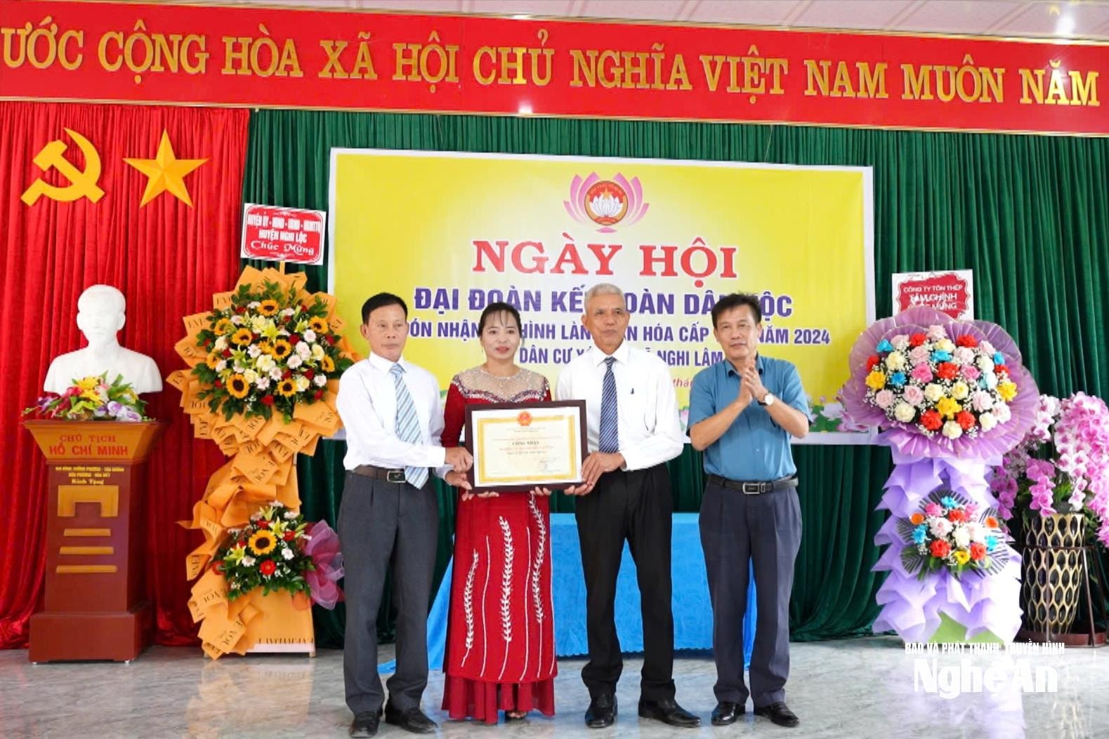 Cán bộ, nhân dân xóm 9, xã Phúc Lộc đón nhận danh hiệu Làng Văn hóa tiêu biểu cấp tỉnh cuối năm 2024. Ảnh Minh Quân