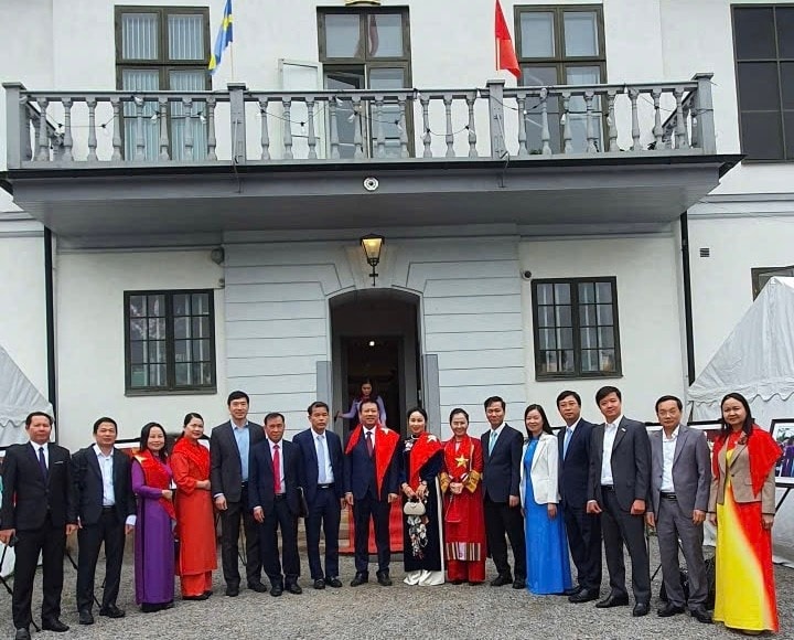Các học viên tham dự Lễ kỷ niệm 80 năm Quốc khánh Việt Nam tại Thụy Điển. img-4647.jpg