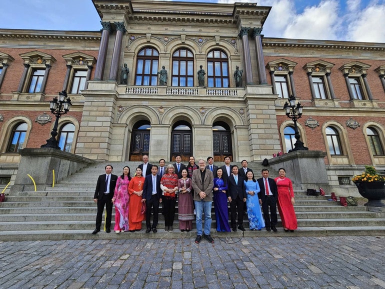 Các học viên chụp ảnh lưu niệm tại Đại học Uppsala. p4.jpg