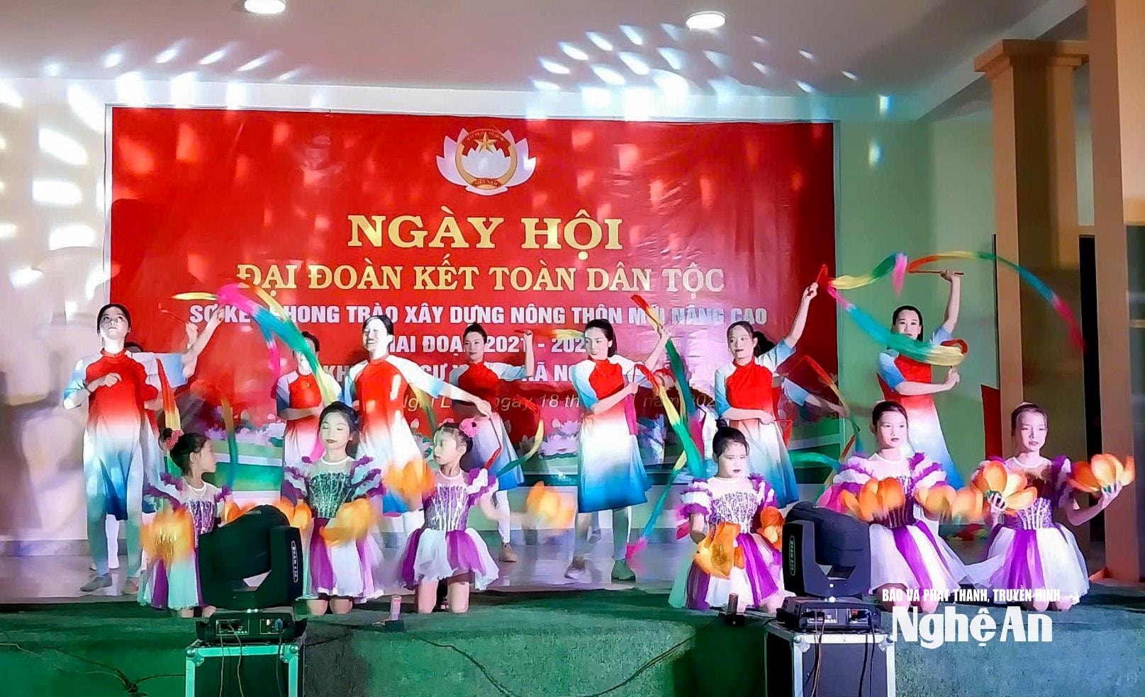 Hoạt động văn nghệ của người dân xóm 9, xã Phúc Lộc. Ảnh: Minh Quân