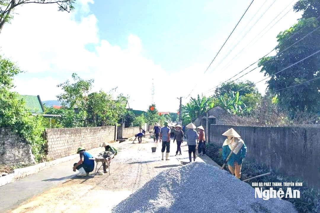 Người dân xóm 9, xã Phúc Lộc ra quân làm giao thông nông thôn.