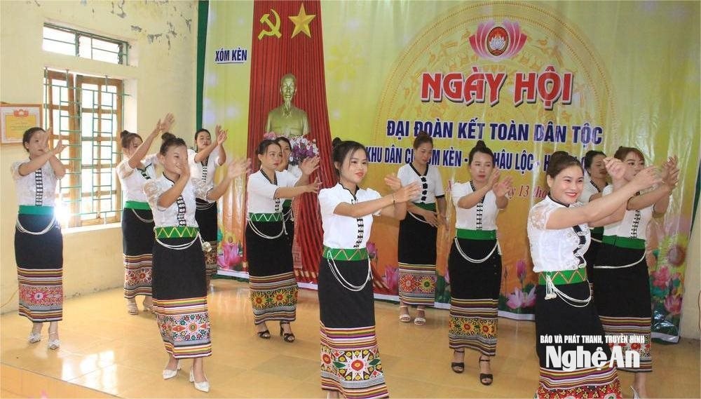 gày hội Đại đoàn kết toàn dân tộc cùng bà con xóm Kèn, xã Châu Lộc. ảnh tư liêu Phan Giang